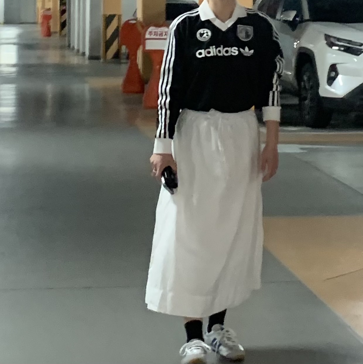 (W) Adidas Football Long Sleeve T-Shirt Black - KR Sizing, Adidas Country OG Matte Silver Bright Blue 착용 스타일 - 3