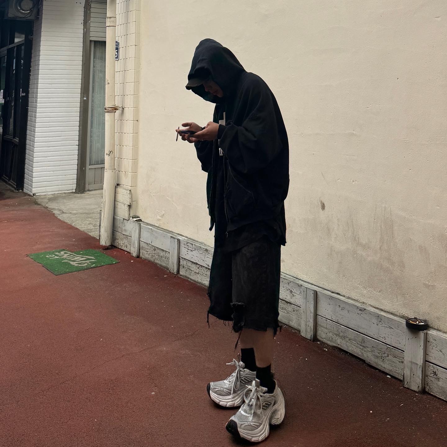 Balenciaga 10XL Sneakers White Grey Silver Black 착용 스타일 - 1