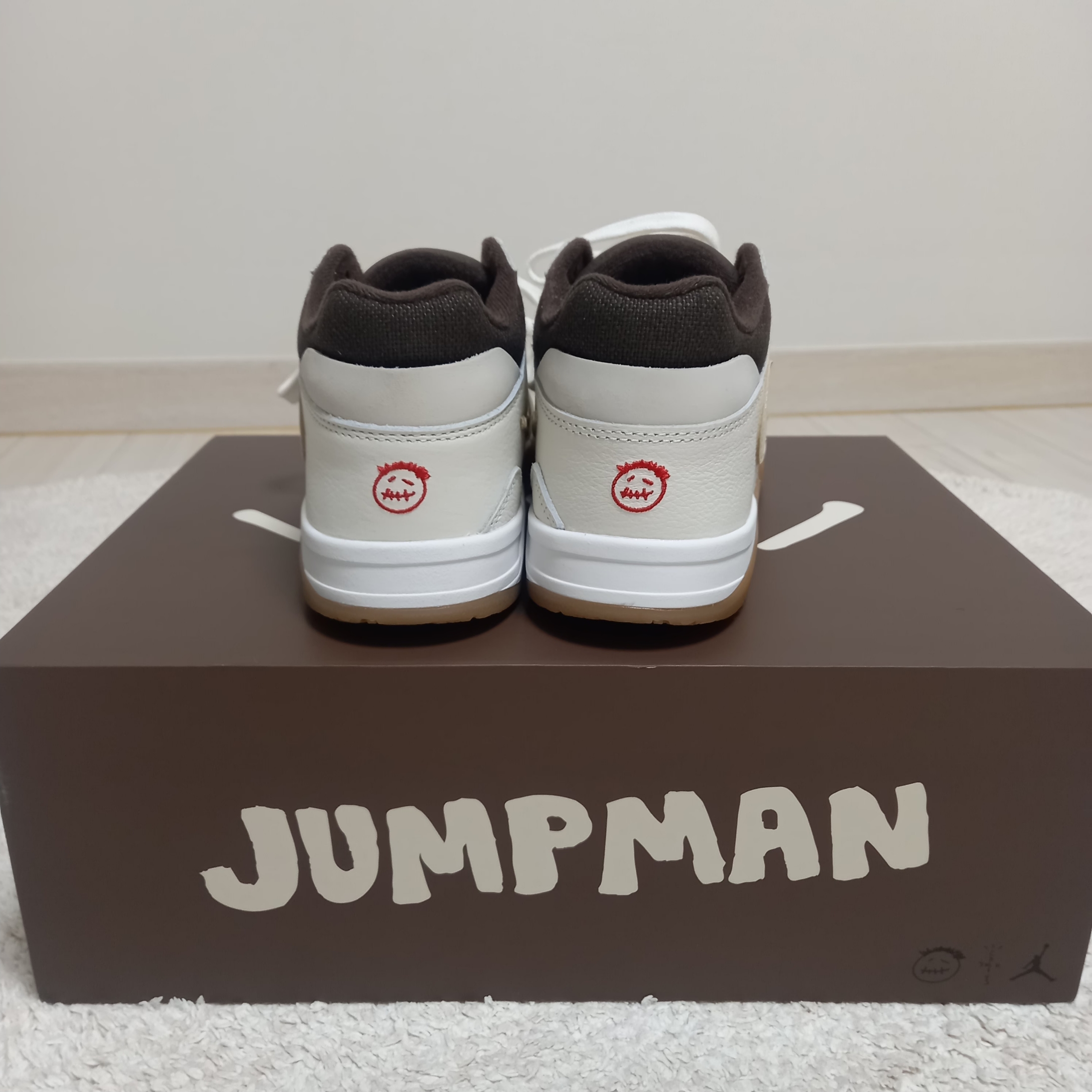 Jordan x Travis Scott Jumpman Jack TR Sail and Dark Mocha 착용 스타일 - 9