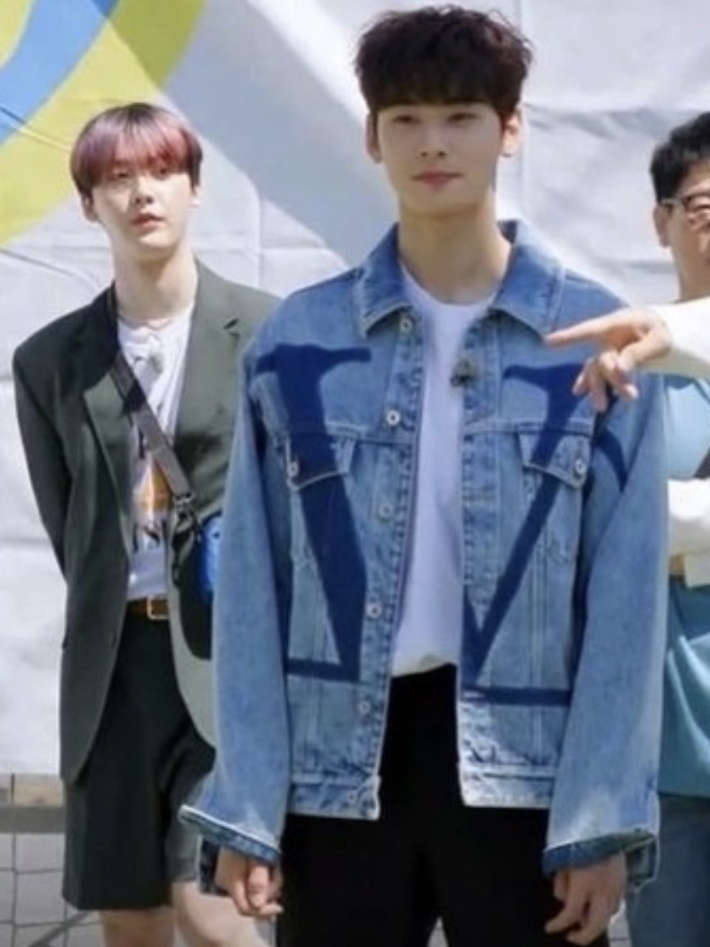 Valentino Vlogo Signature Print Denim Jacket Blue 착용 스타일 - 1