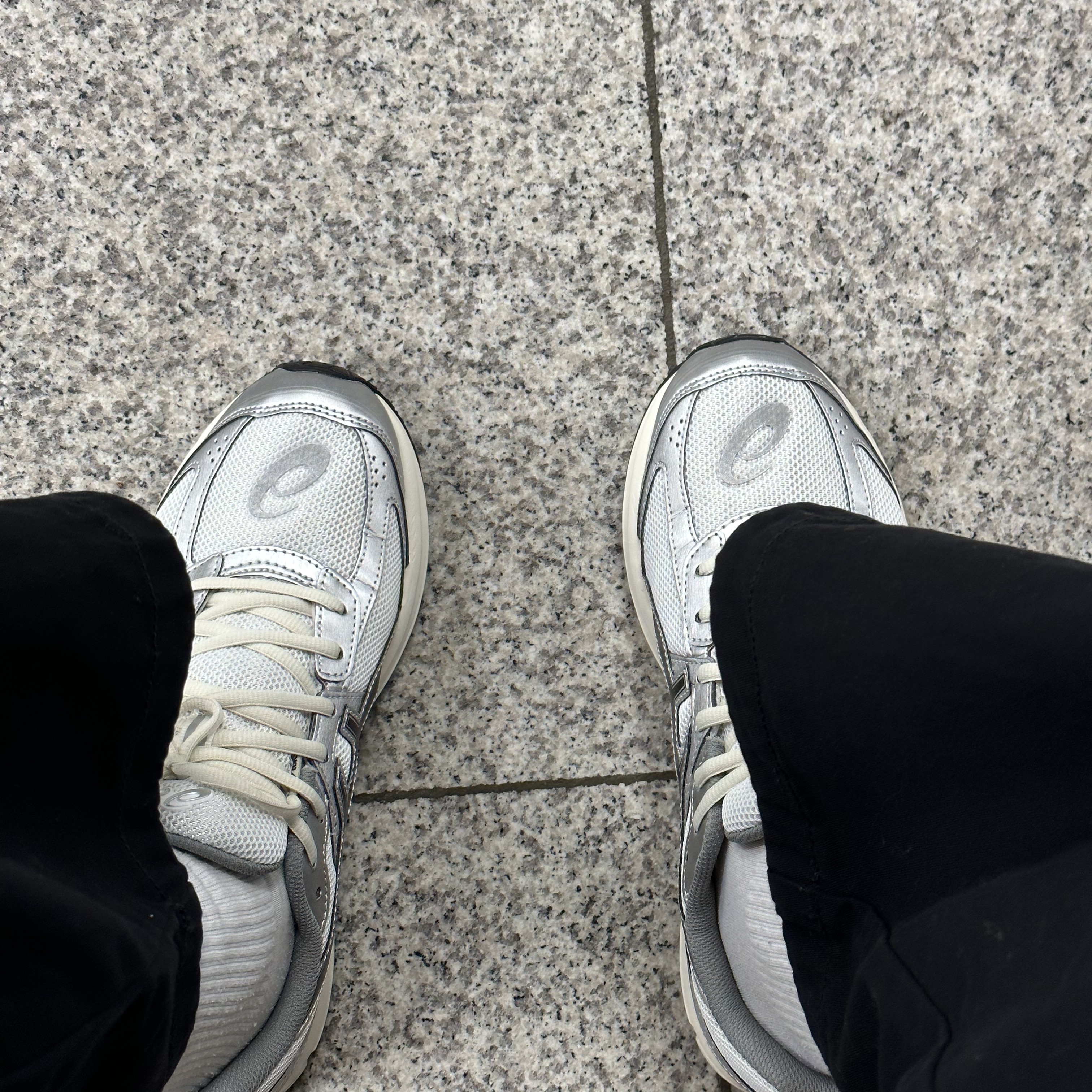 Asics Jog 100 S White Black - 2E Wide 착용 스타일