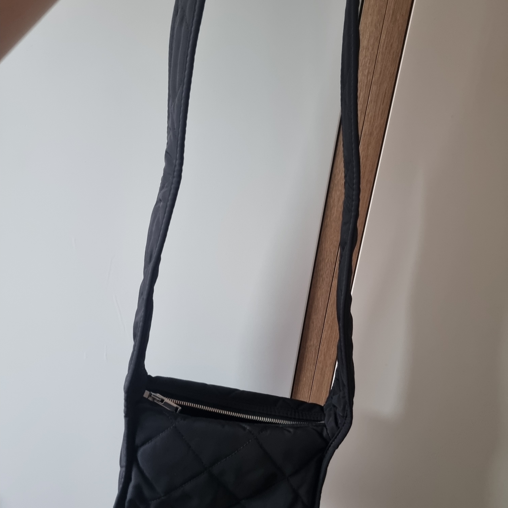 COS Diamond Quilted Mini Crossbody Bag Black 착용 스타일 - 2