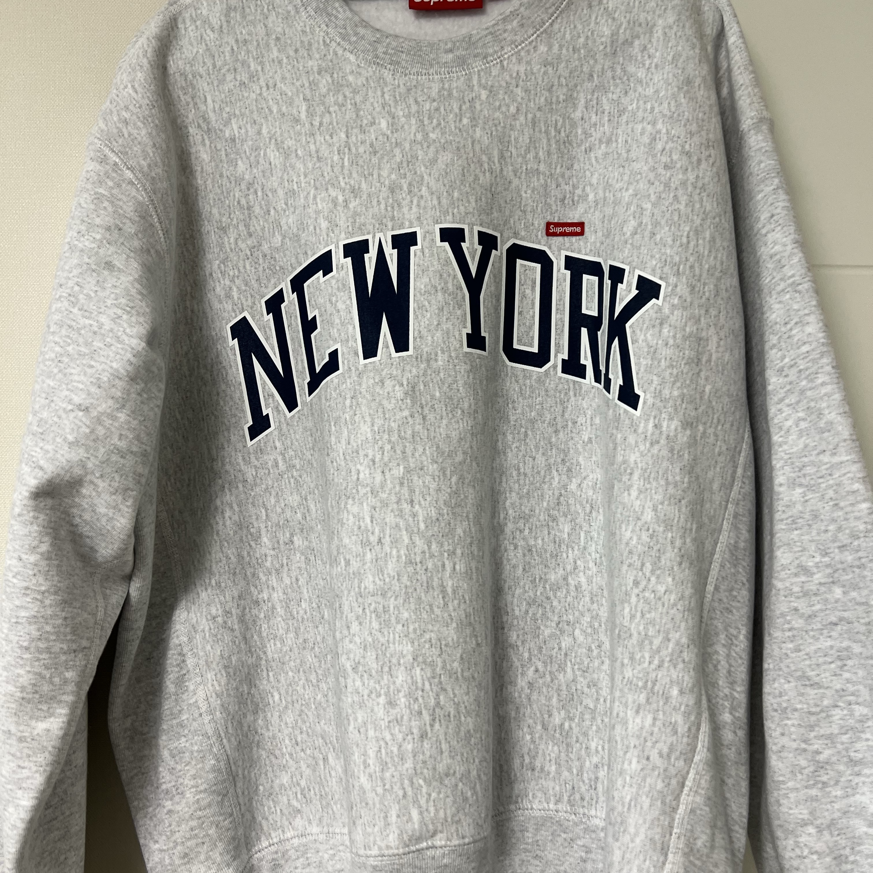 Supreme New York Shop Small Box Crewneck Ash Grey - 24SS 착용 스타일