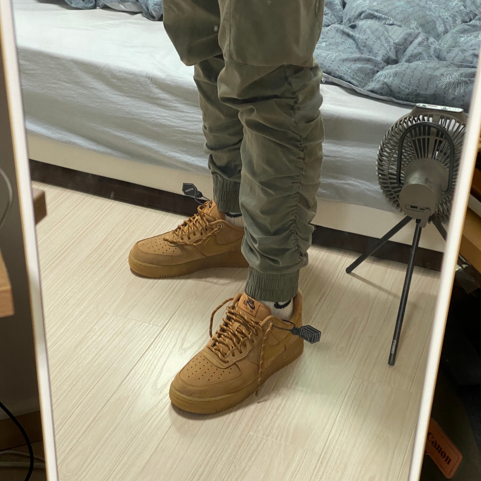 Nike Air Force 1 '07 WB Flax 착용 스타일