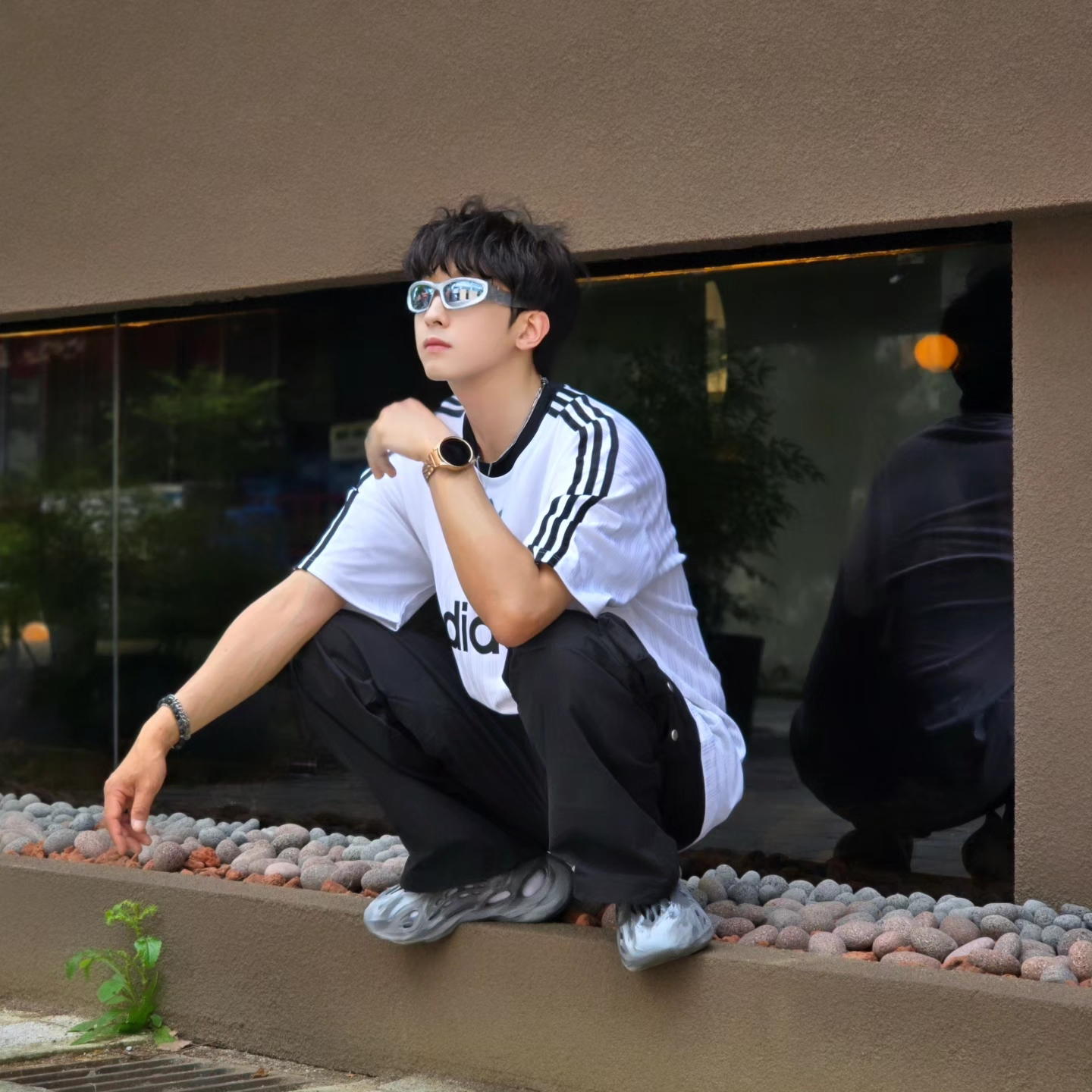Adidas Adicolor T-Shirt White Black - KR Sizing, Adidas Yeezy Foam RNNR MX Granite 착용 스타일 - 7