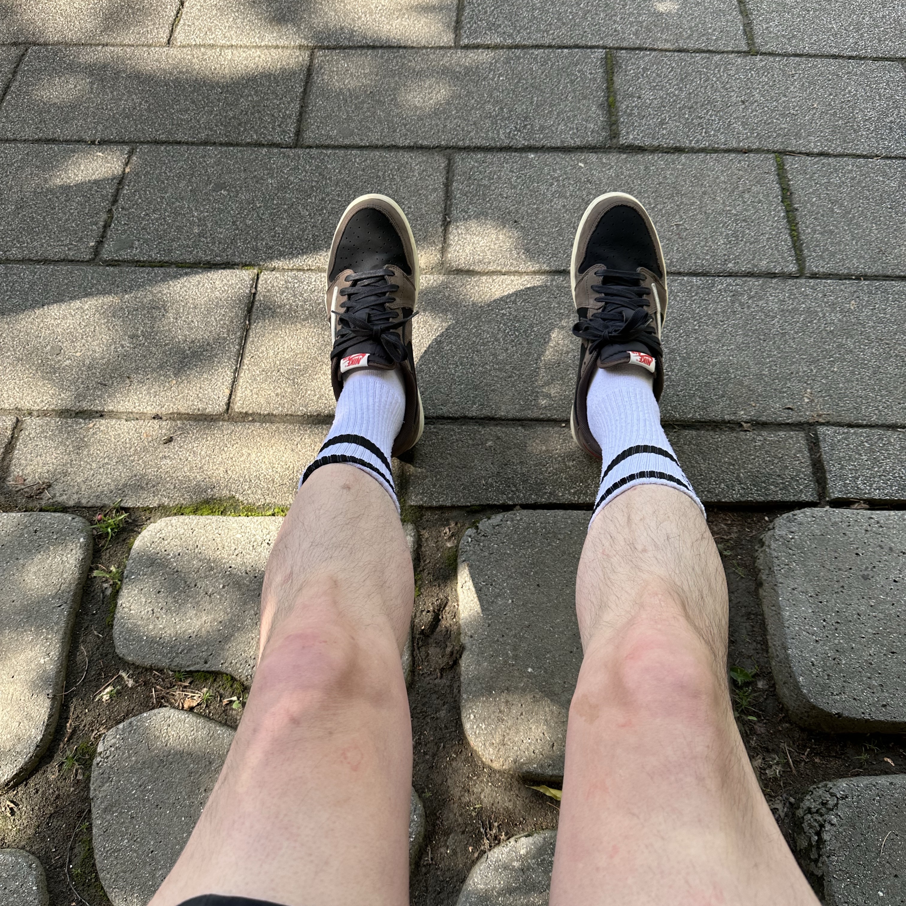 Jordan 1 x Travis Scott Retro Low OG SP Mocha 착용 스타일 - 1