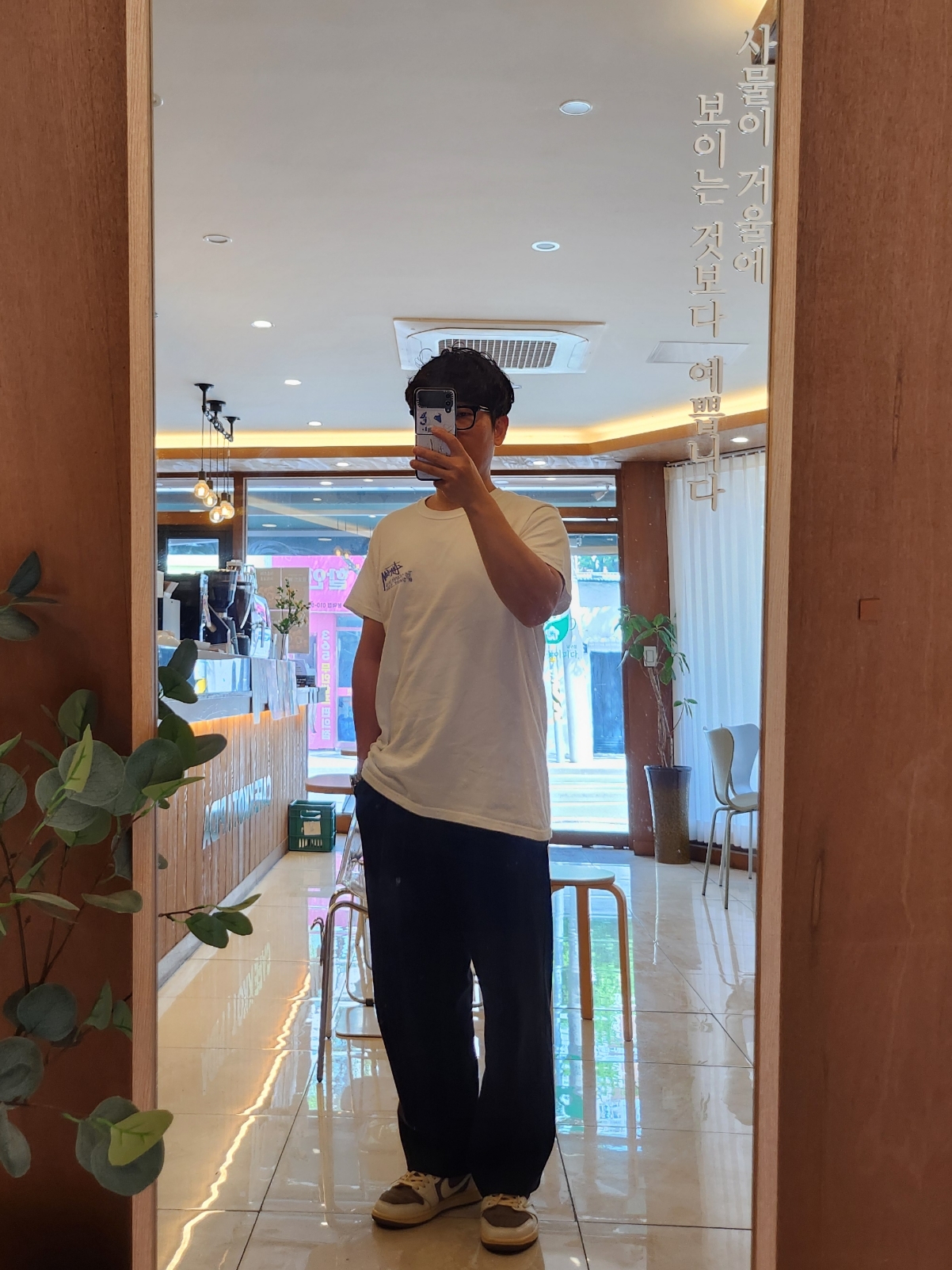 Jordan 1 x Travis Scott Retro Low OG SP Sail and Ridgerock, Stussy Sound of Summer T-Shirt White 착용 스타일 - 1