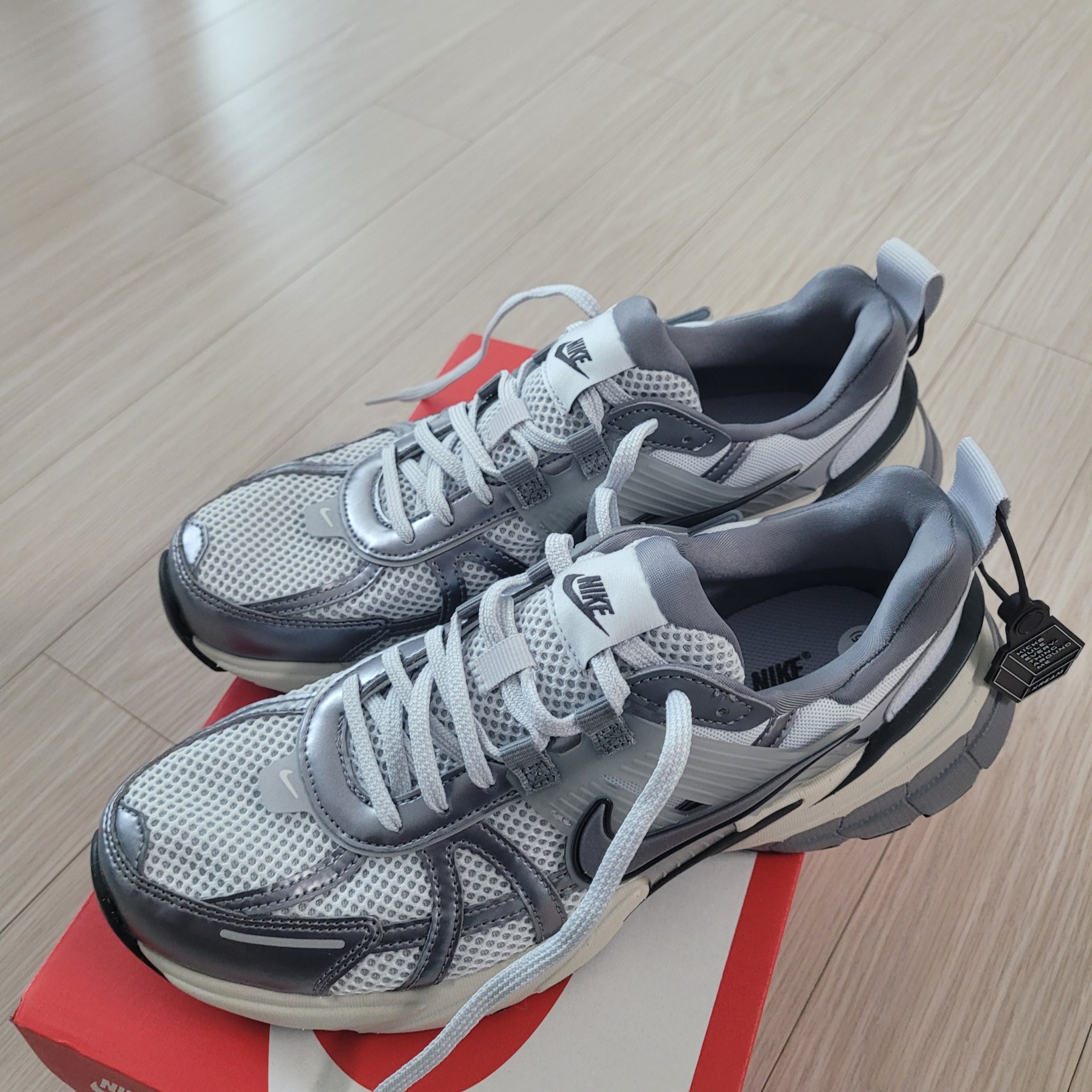 Nike V2K Run Pure Platinum Wolf Grey 착용 스타일 - 3