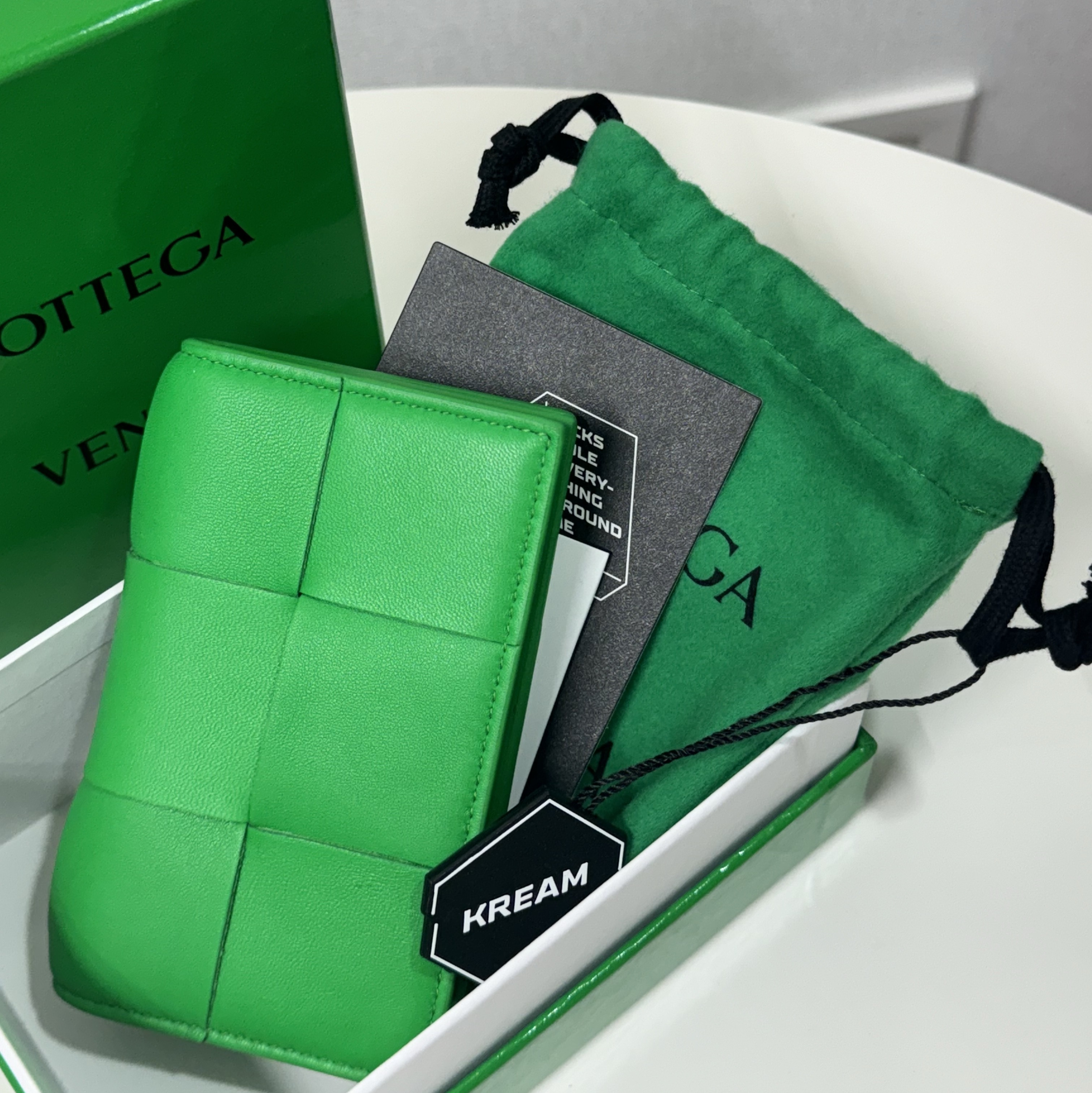Bottega Veneta Business Card Case Parakeet 착용 스타일 - 1