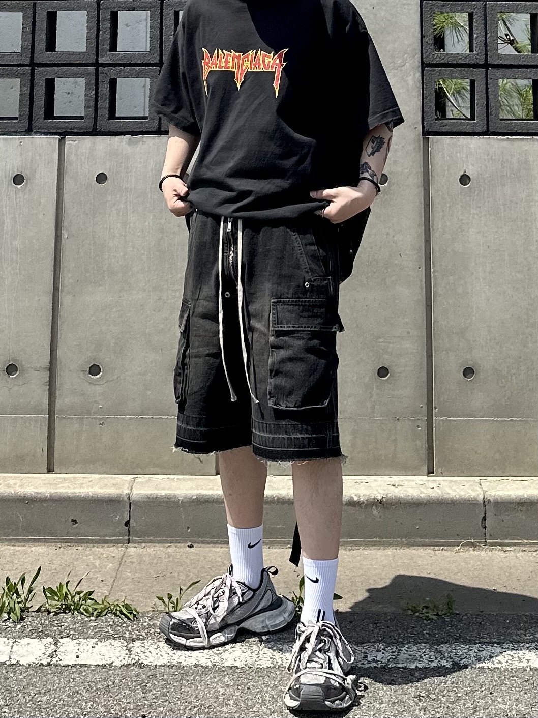 Balenciaga 3XL Sneakers Grey White Red, Balenciaga Metal Oversized Fit T-Shirt Black Vintage 착용 스타일 - 2