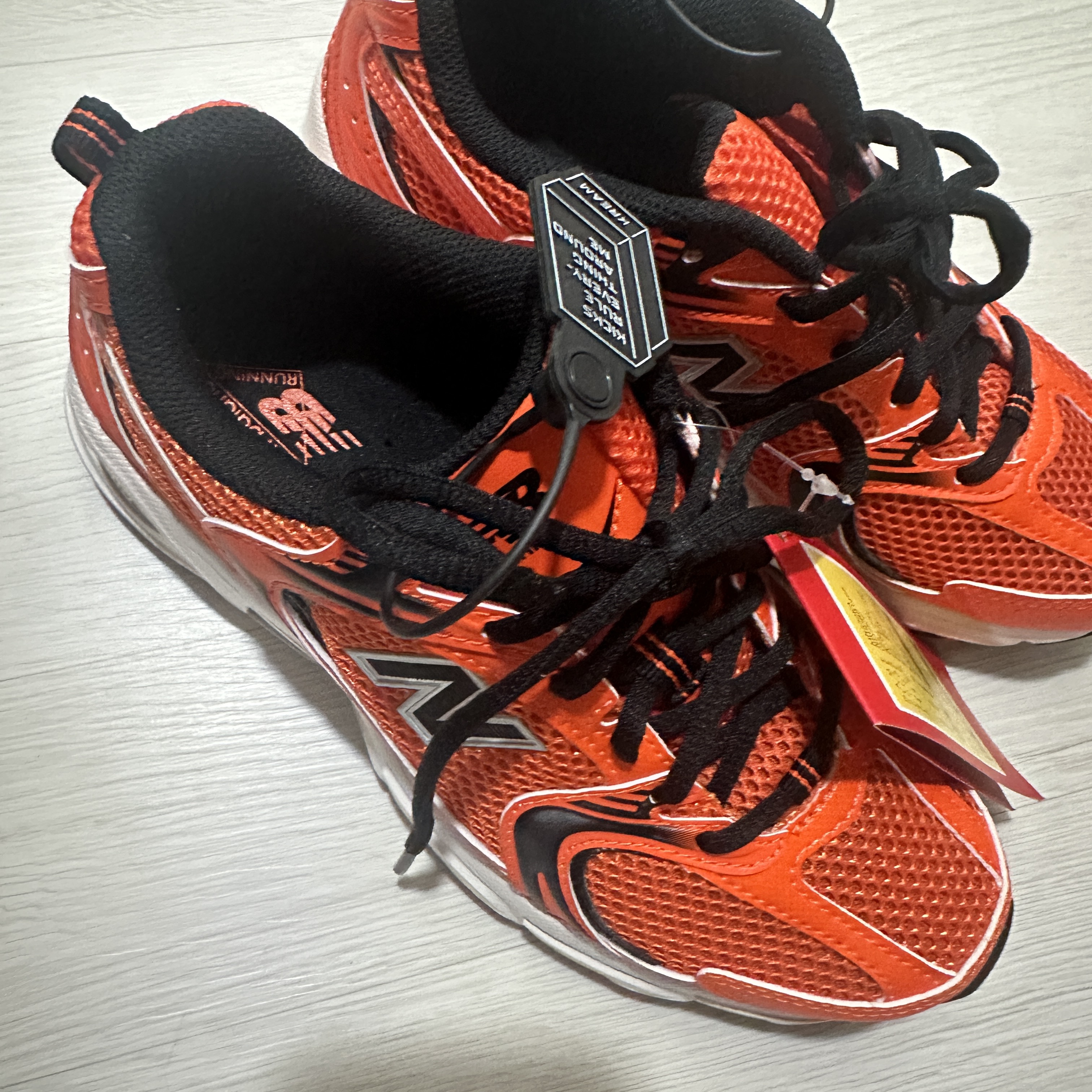 New Balance 530 Neon Orange 착용 스타일
