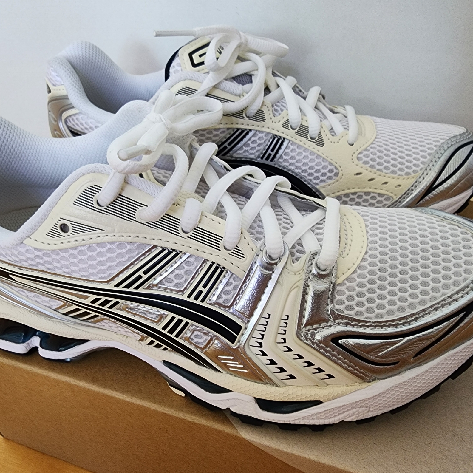 (W) Asics Gel-Kayano 14 White Midnight 착용 스타일