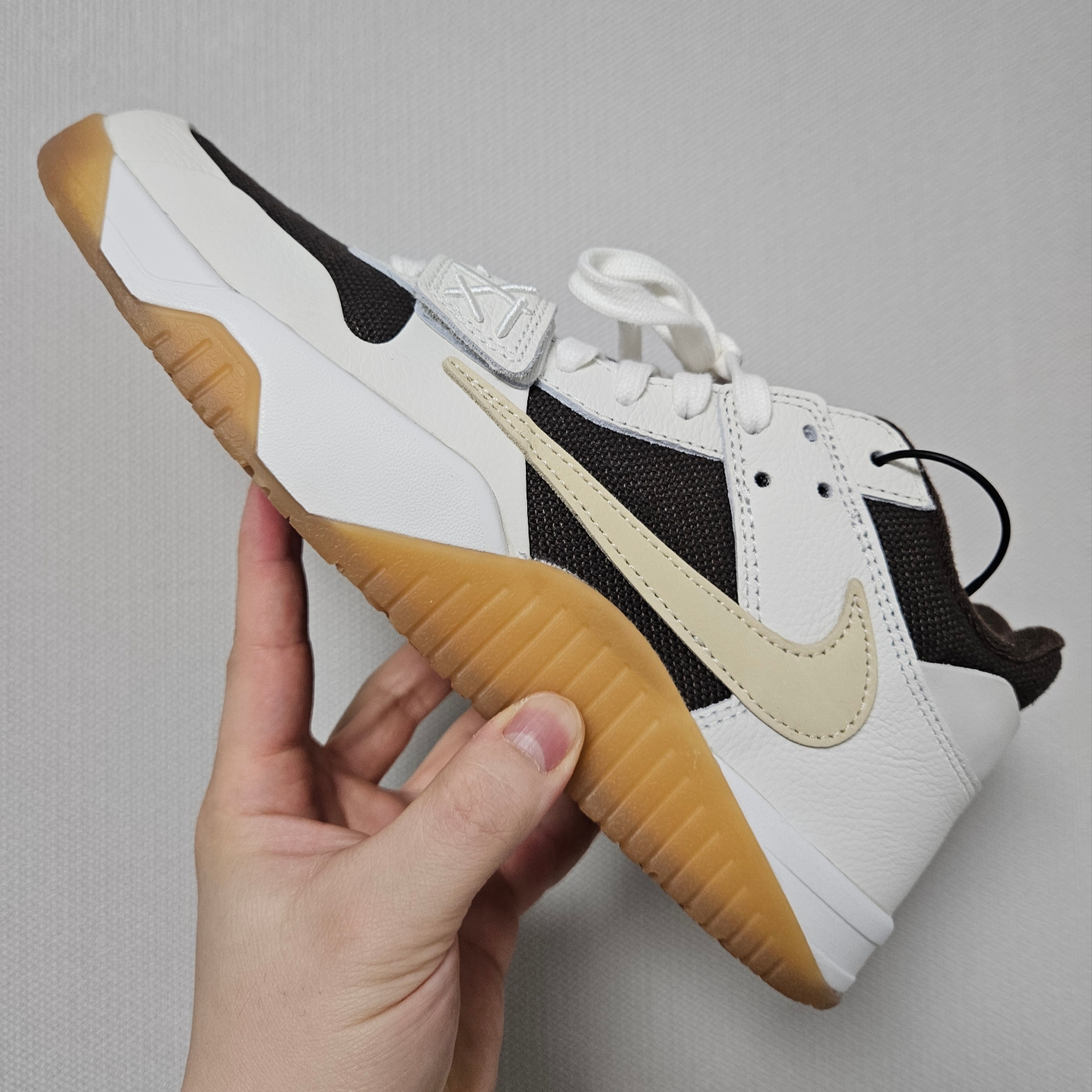 Jordan x Travis Scott Jumpman Jack TR Sail and Dark Mocha 착용 스타일 - 1