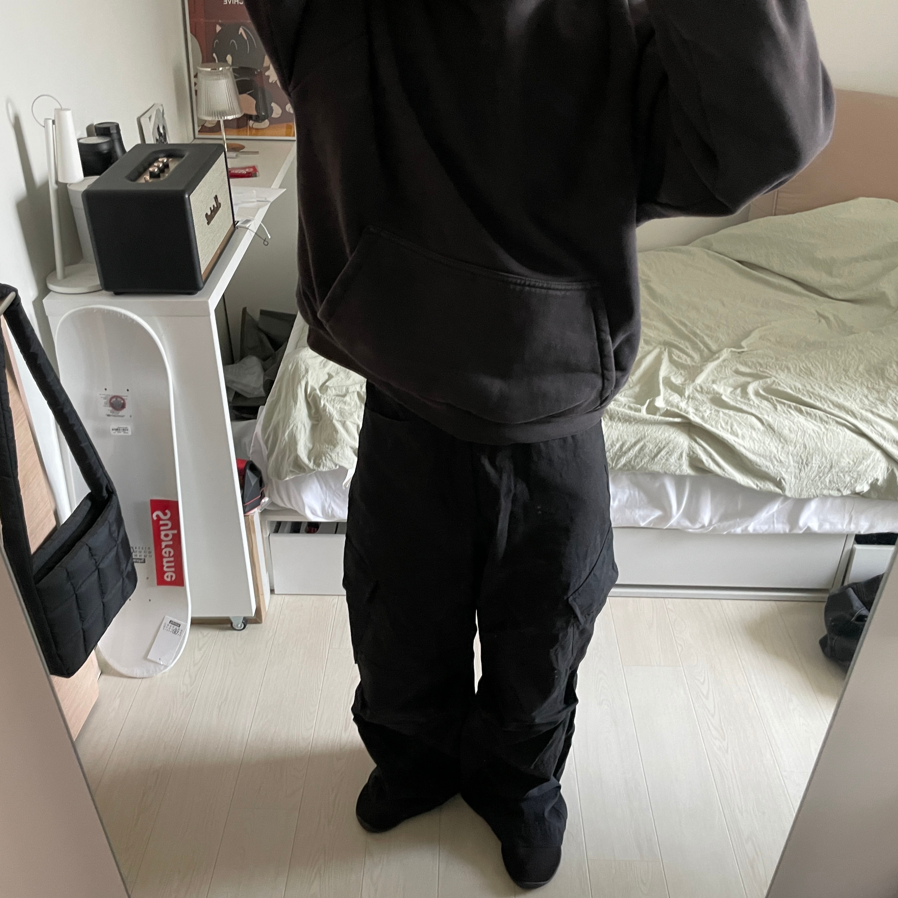 Yeezy YZY Pods Black 착용 스타일 - 3
