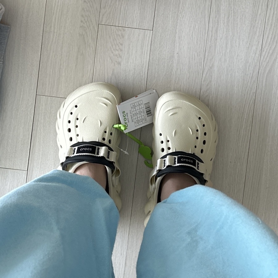 Crocs Echo Clog Bone Black 착용 스타일