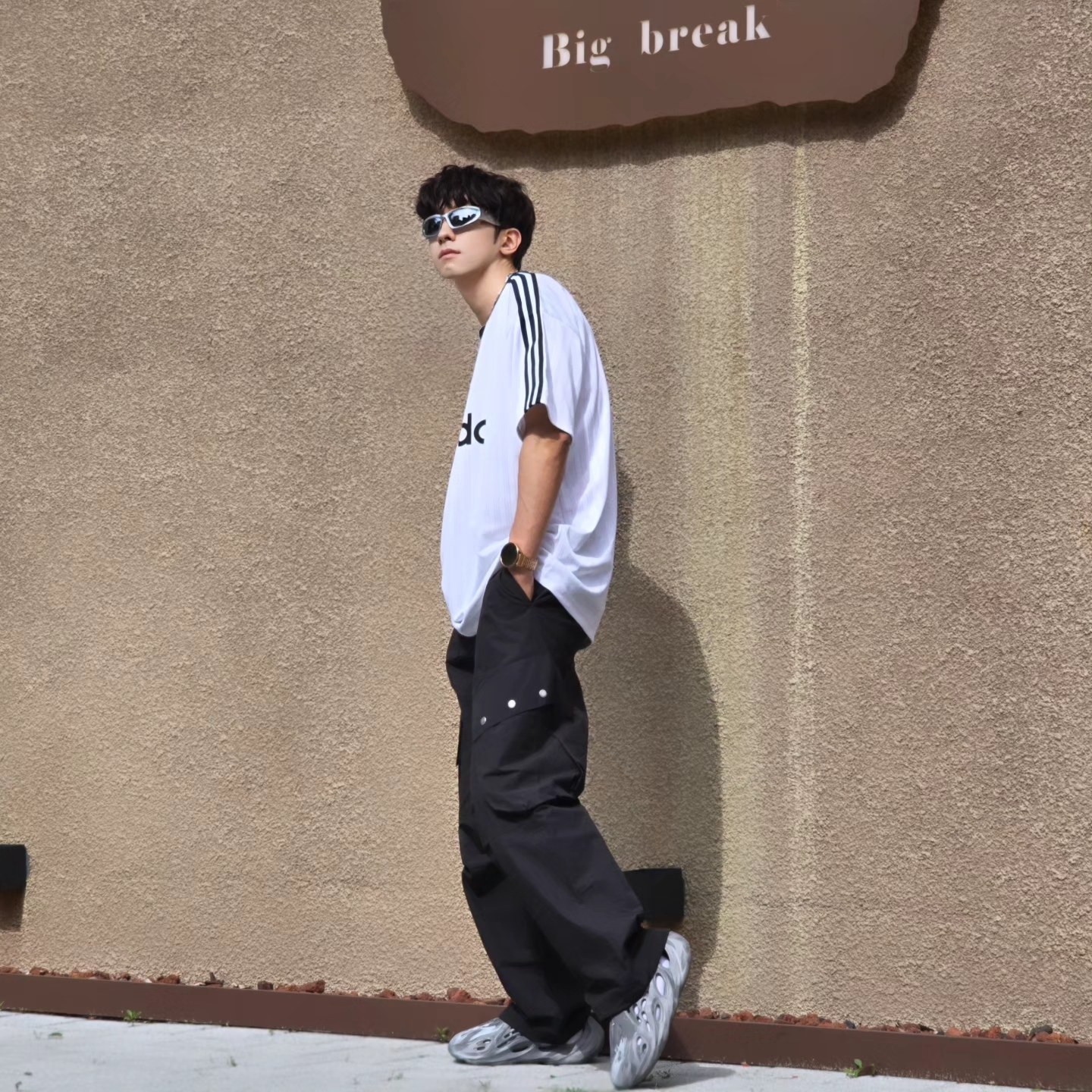 Adidas Adicolor T-Shirt White Black - KR Sizing, Adidas Yeezy Foam RNNR MX Granite 착용 스타일 - 4