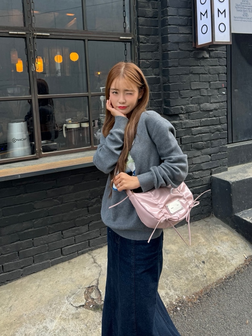 Adidas Samba Vegan White Black, Matin Kim Half Shirring Ribbon Round Bag Pink 착용 스타일 - 2