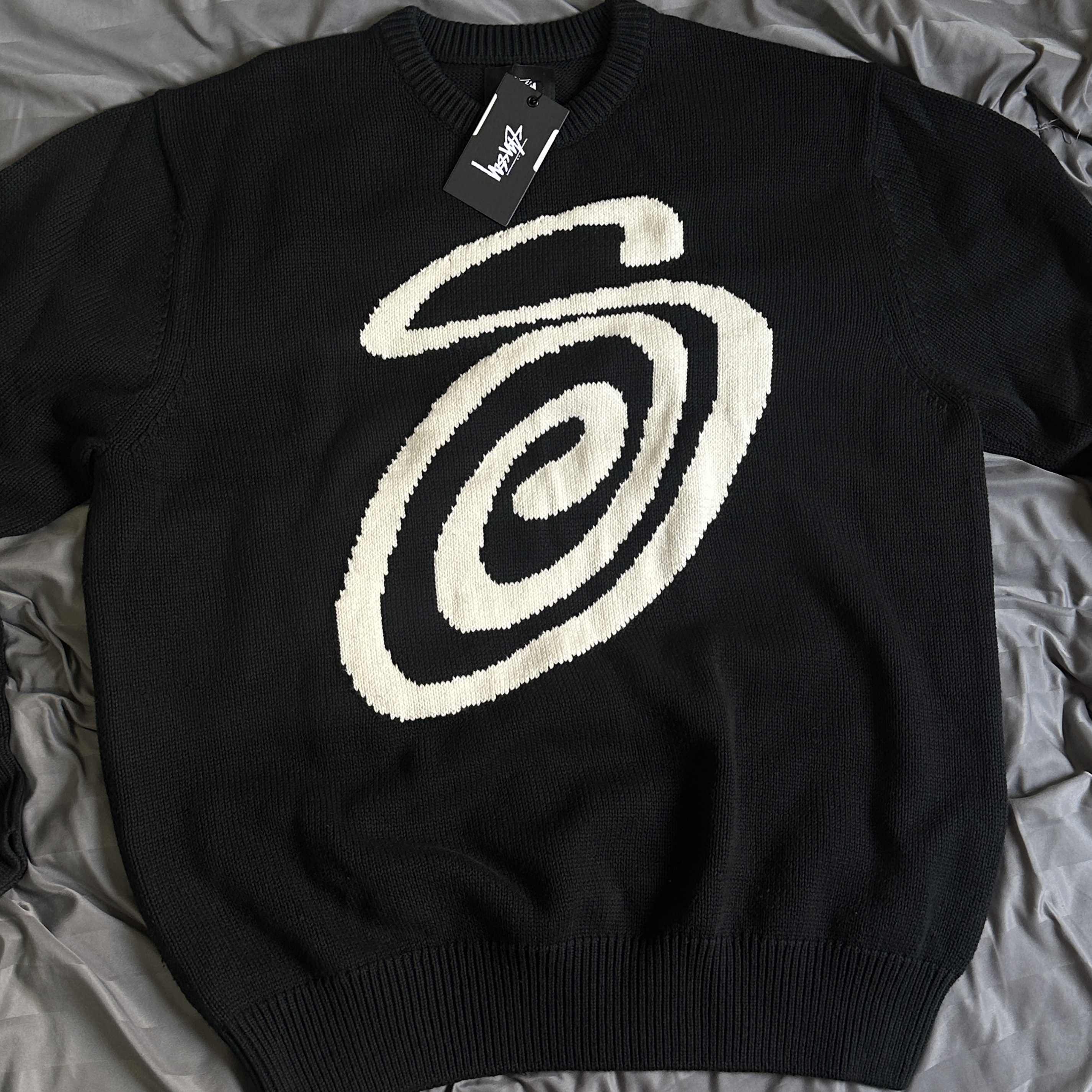 Stussy Curly S Sweater Black 착용 스타일