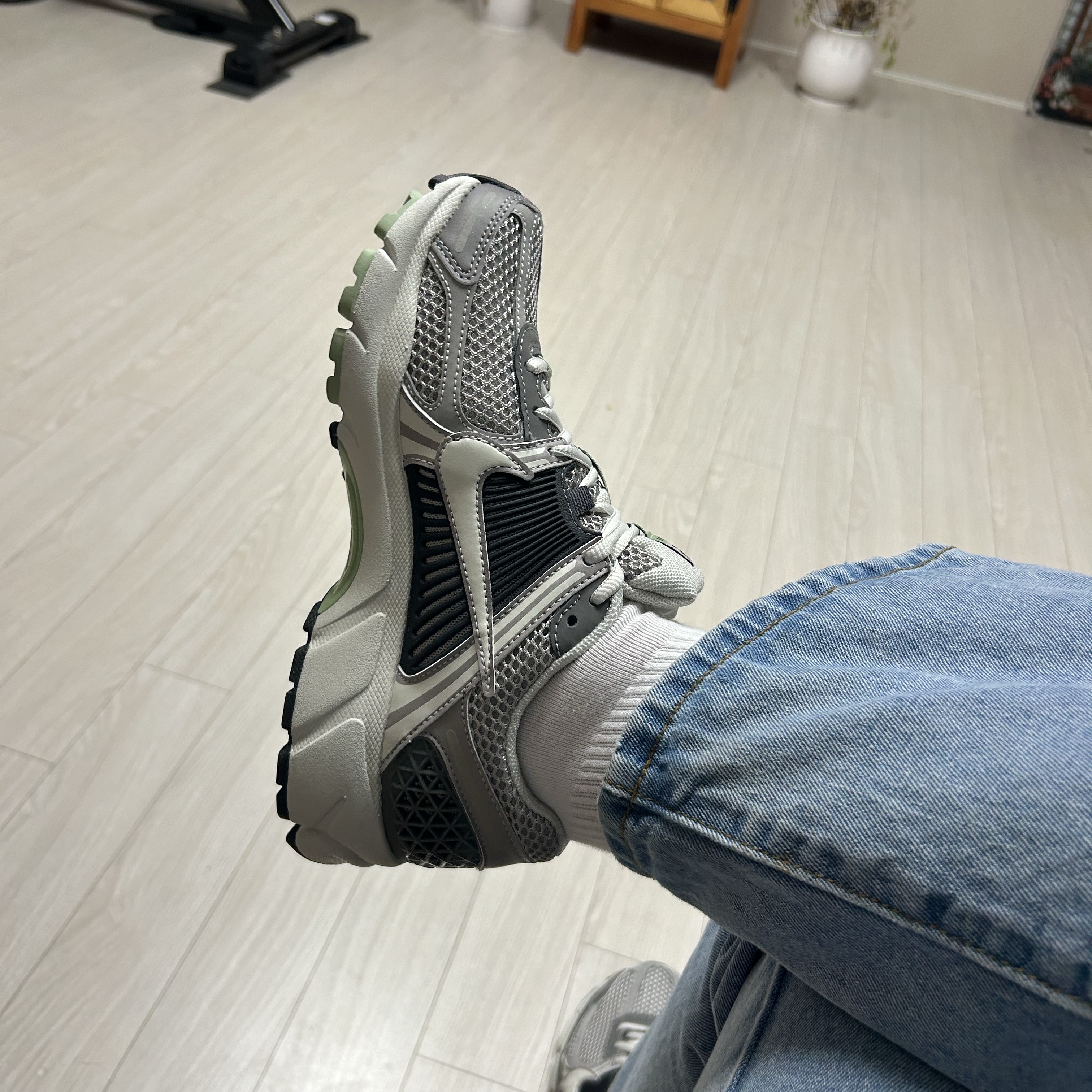 (W) Nike Zoom Vomero 5 Cobblestone and Flat Pewter 착용 스타일