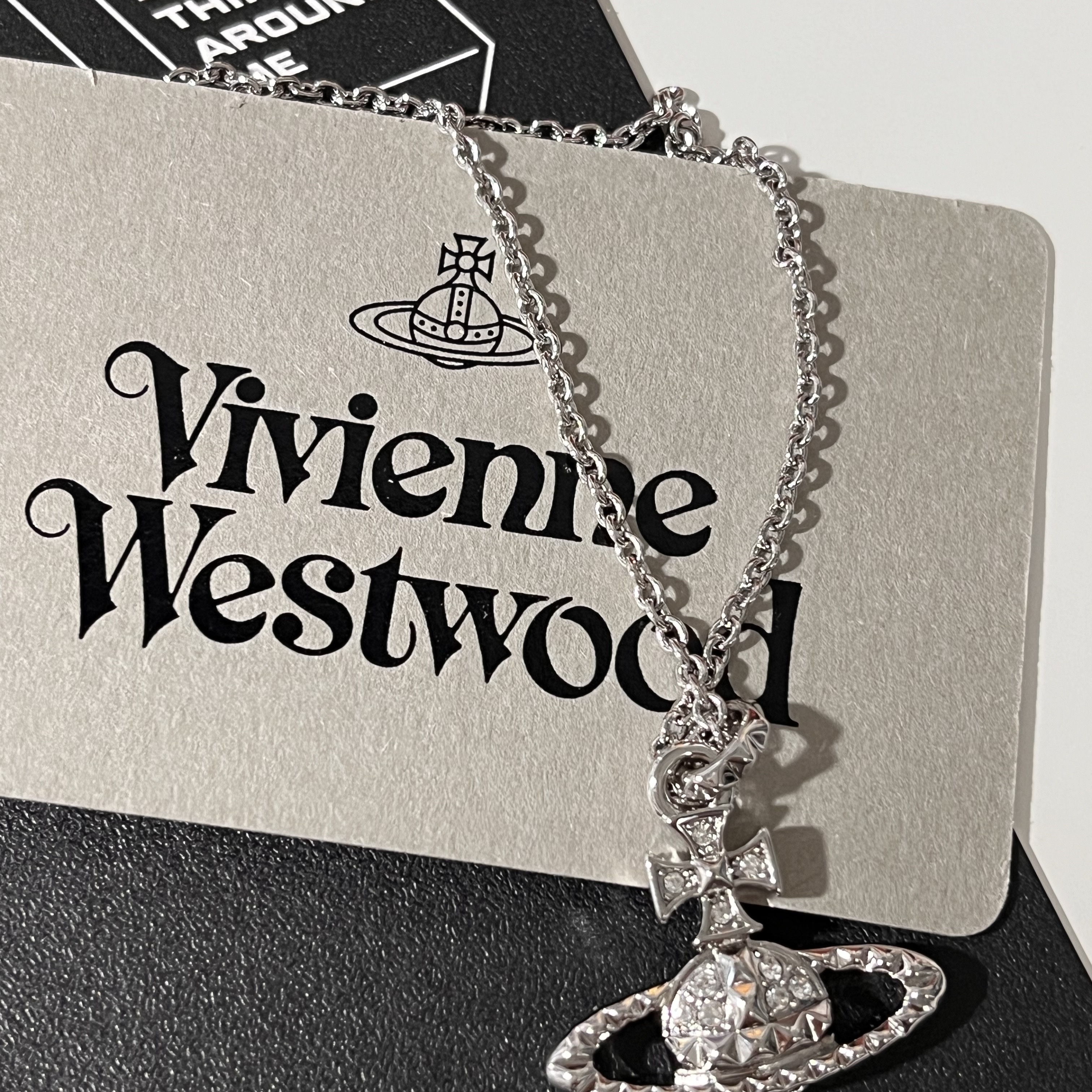 Vivienne Westwood Mayfair Bas Relief Pendant Silver 착용 스타일