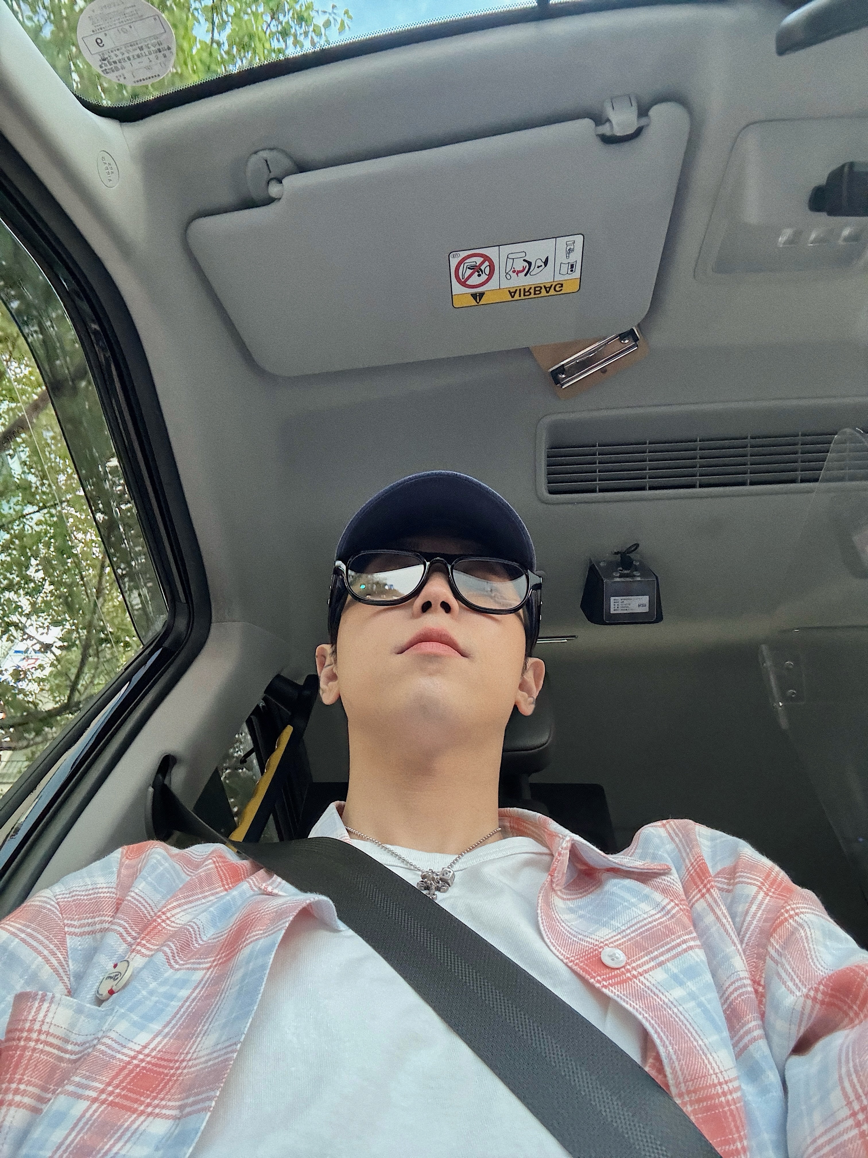 에스티유 로고 버튼 체크 셔츠 레드, 발렌시아가 10XL 스니커즈 화이트 블랙 그레이 착용 스타일 - 9