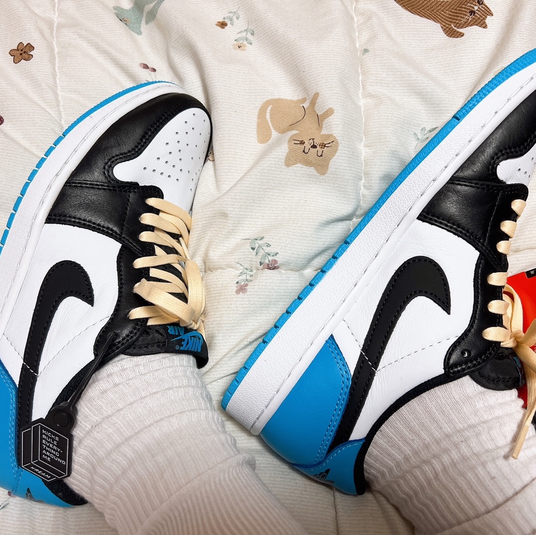 Jordan 1 Retro Low OG Black and Dark Powder Blue 착용 스타일