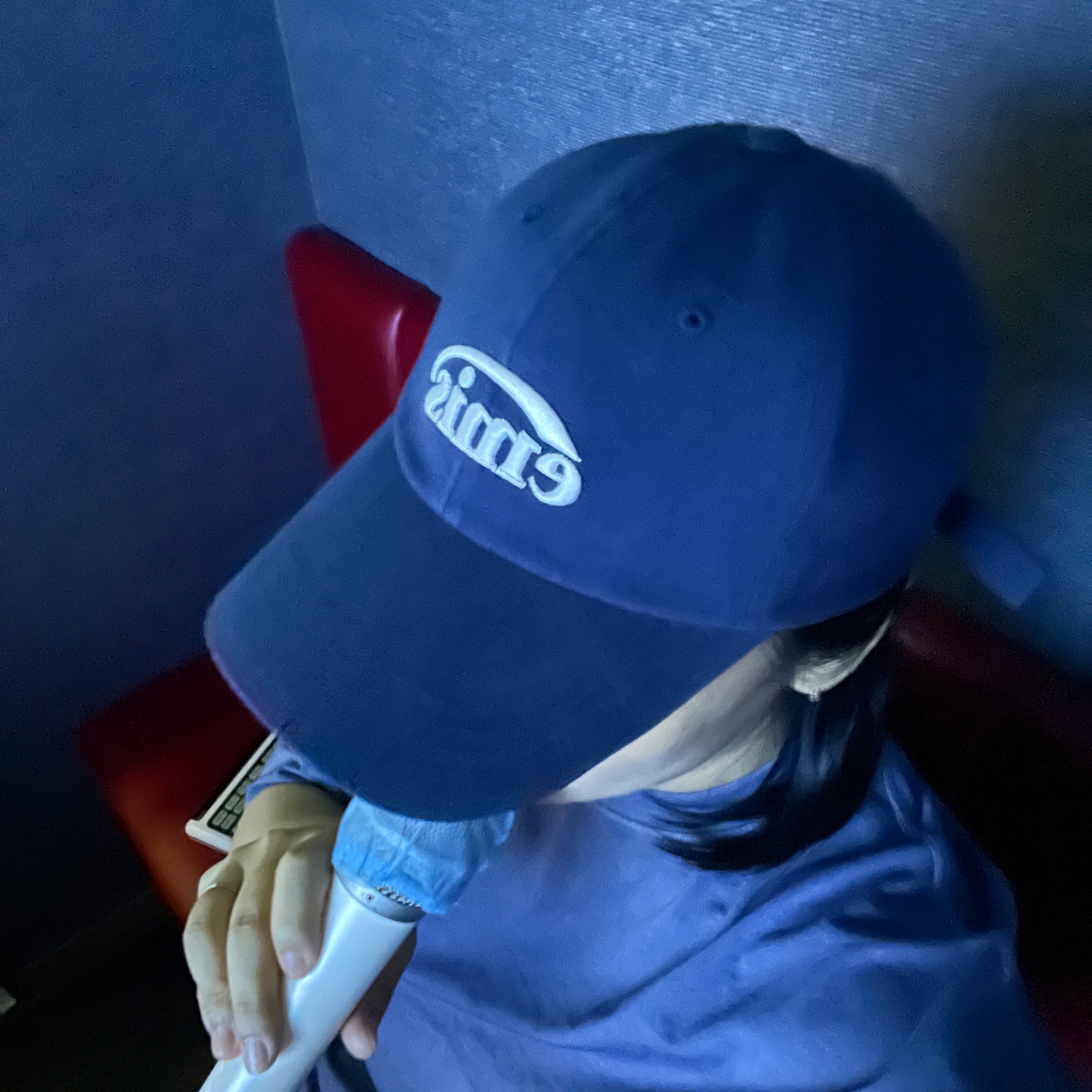 Emis New Logo Emis Cap Navy 착용 스타일