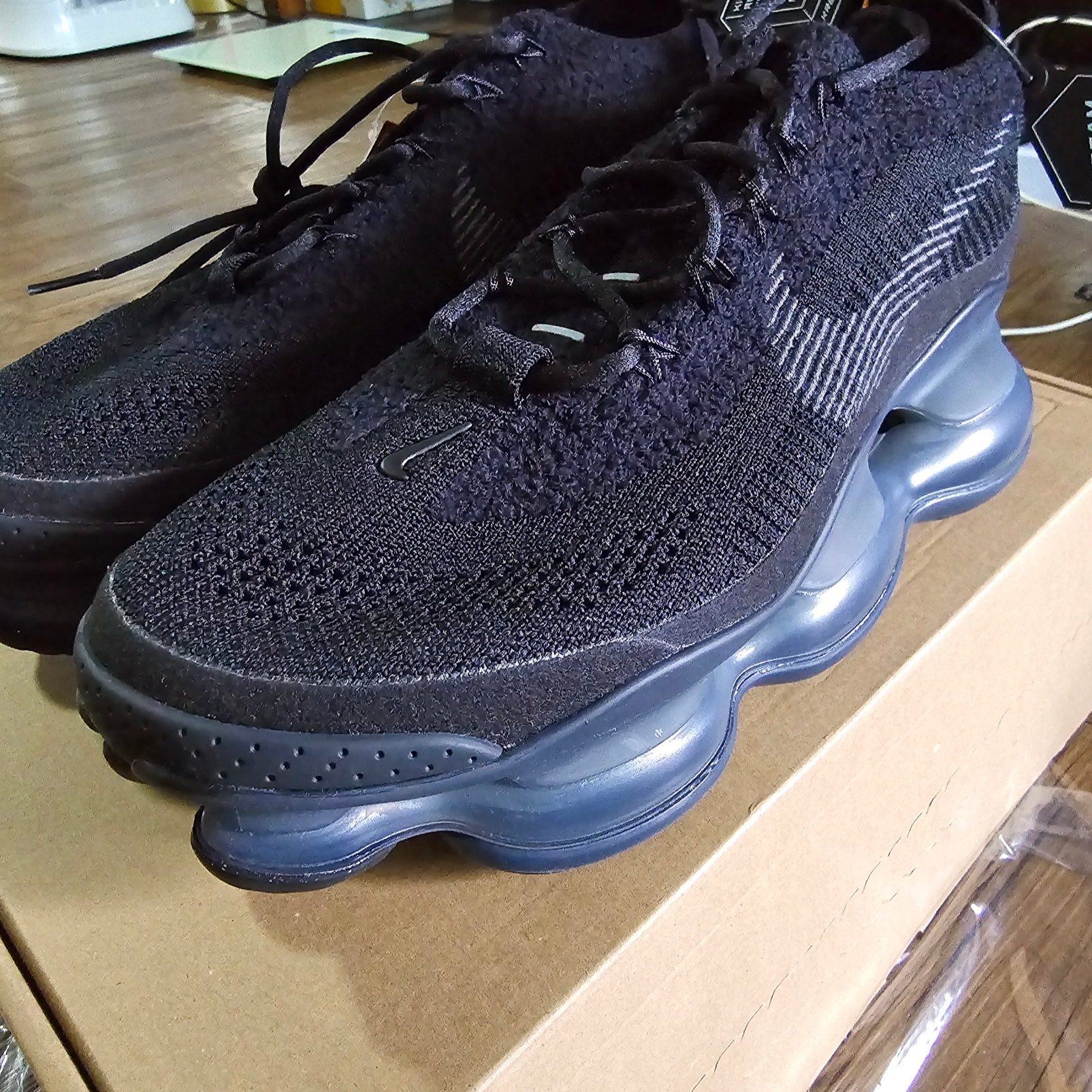 Nike Air Max Scorpion Flyknit Black Anthracite 착용 스타일 - 2