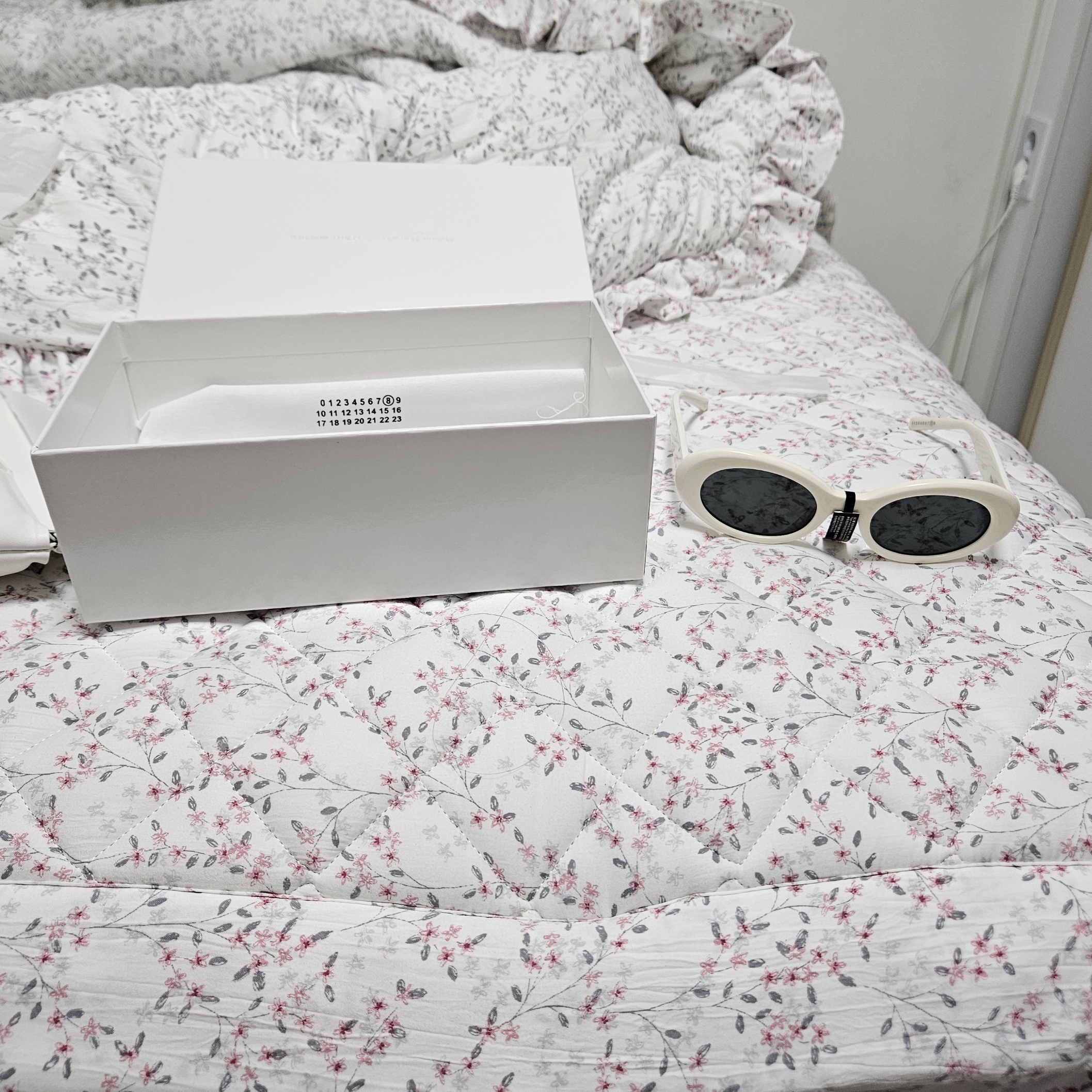 Gentle Monster x Maison Margiela MM005 White Black 착용 스타일 - 1