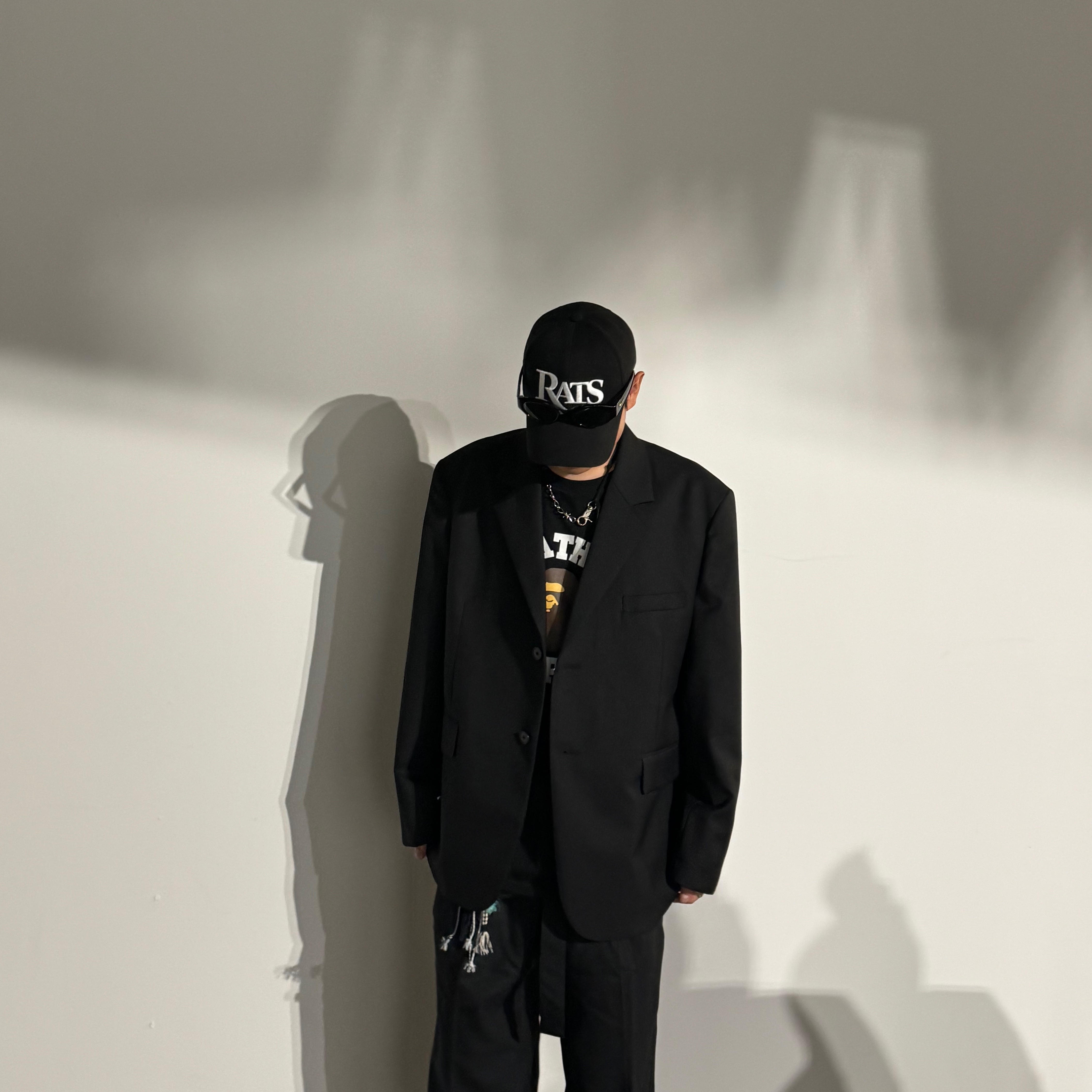 BAPE College T-Shirt Black, Dr. Martens x Supreme 1461 Gray Silver 착용 스타일 - 1