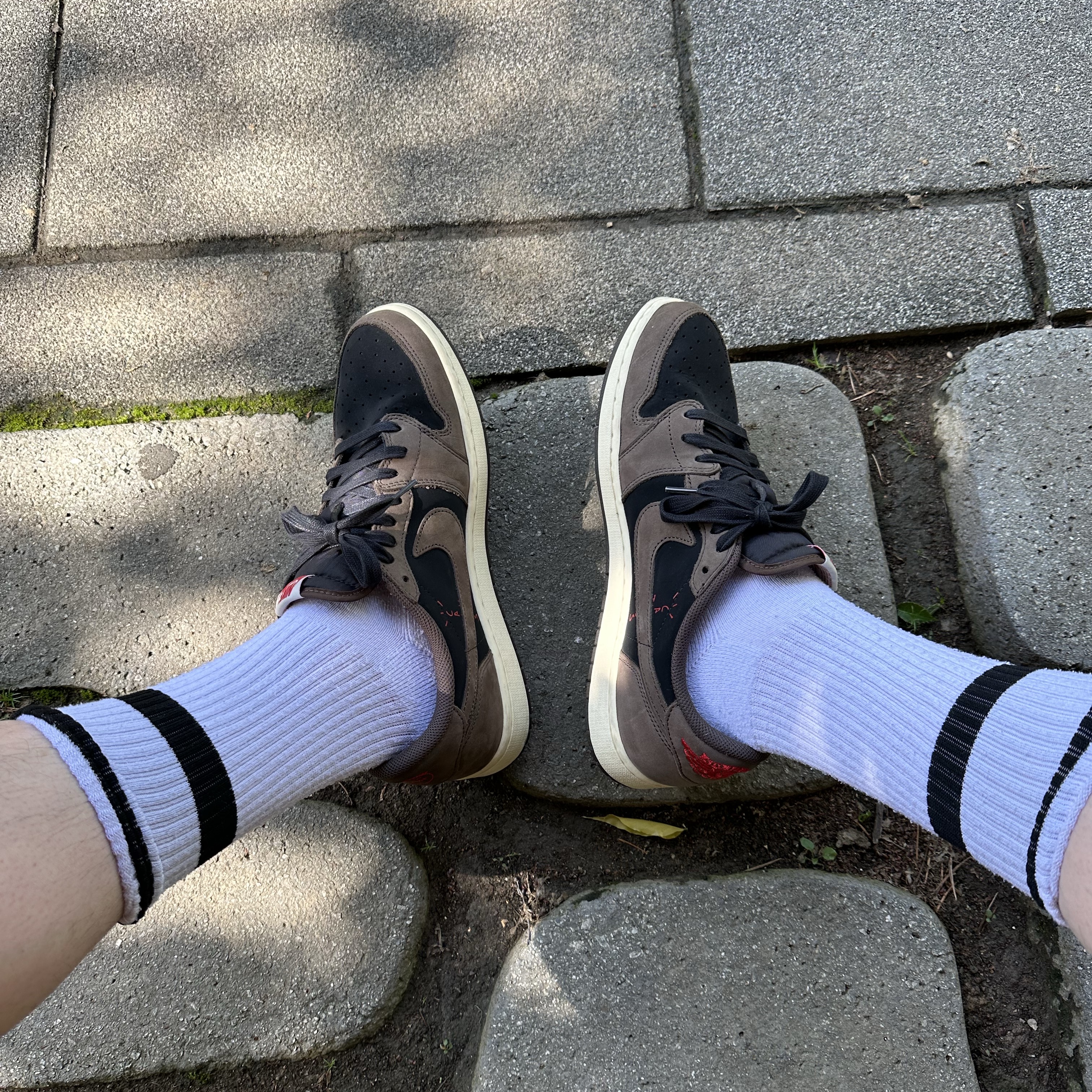 Jordan 1 x Travis Scott Retro Low OG SP Mocha 착용 스타일 - 2