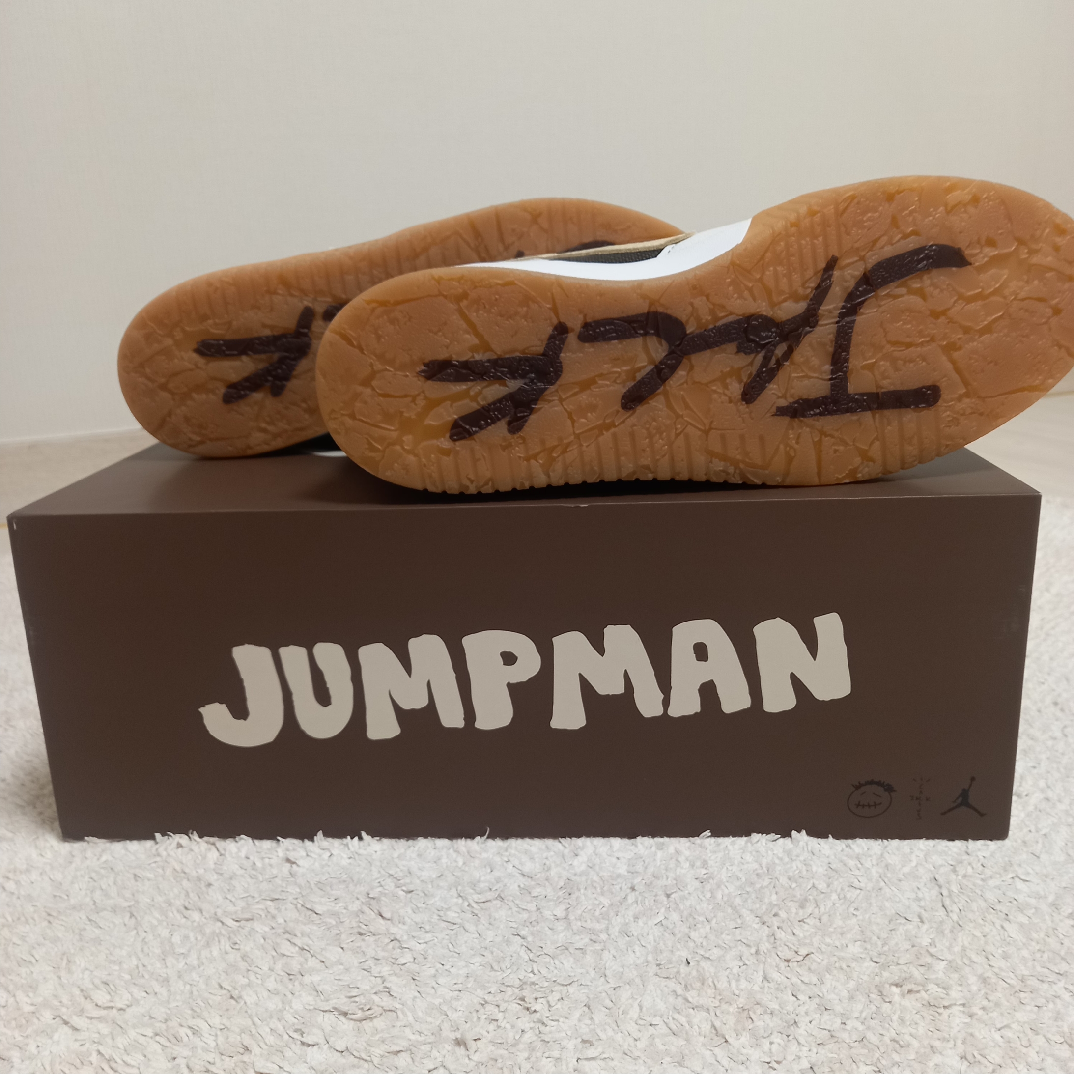 Jordan x Travis Scott Jumpman Jack TR Sail and Dark Mocha 착용 스타일 - 2