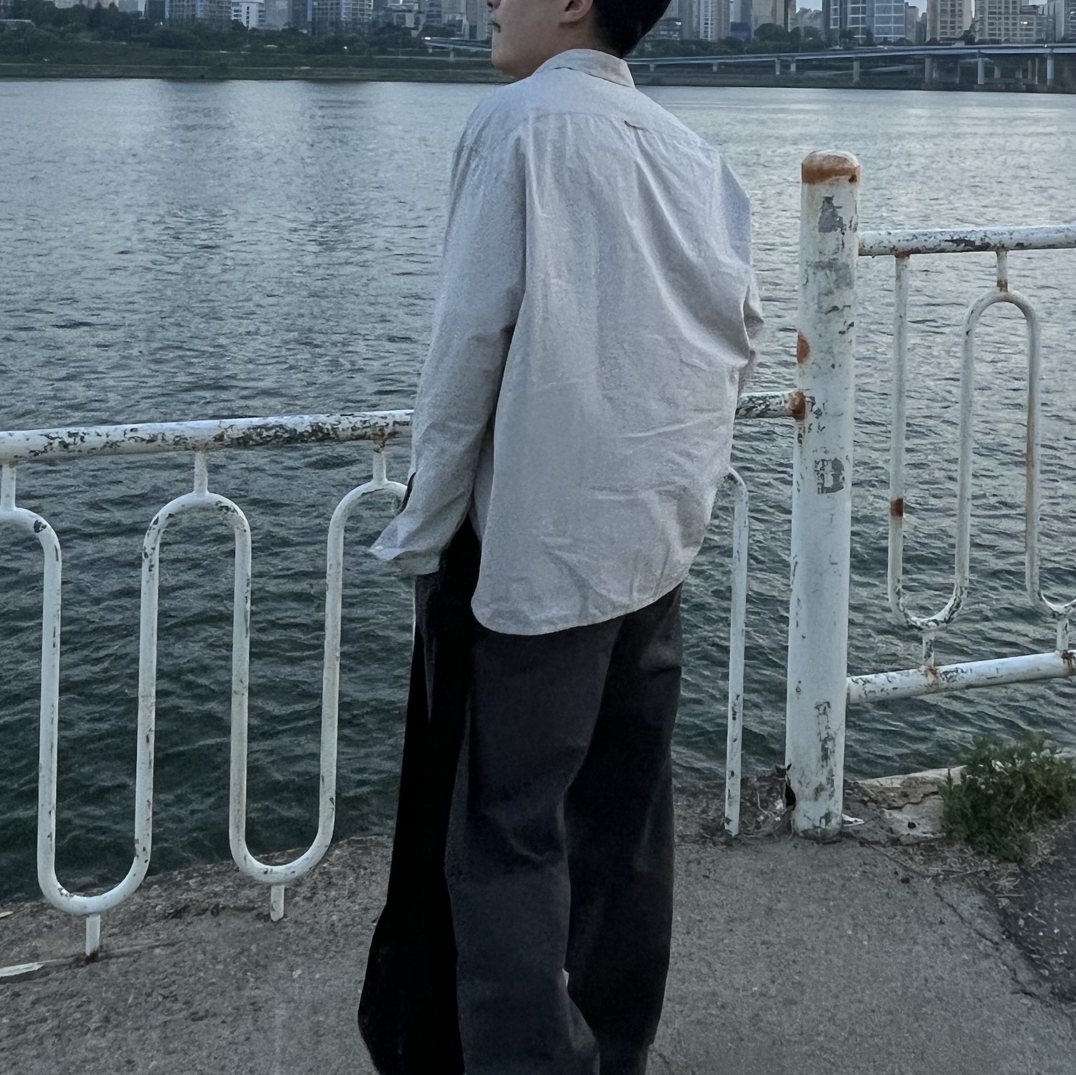 COS Nylon Crossbody Saddle Bag Black 착용 스타일