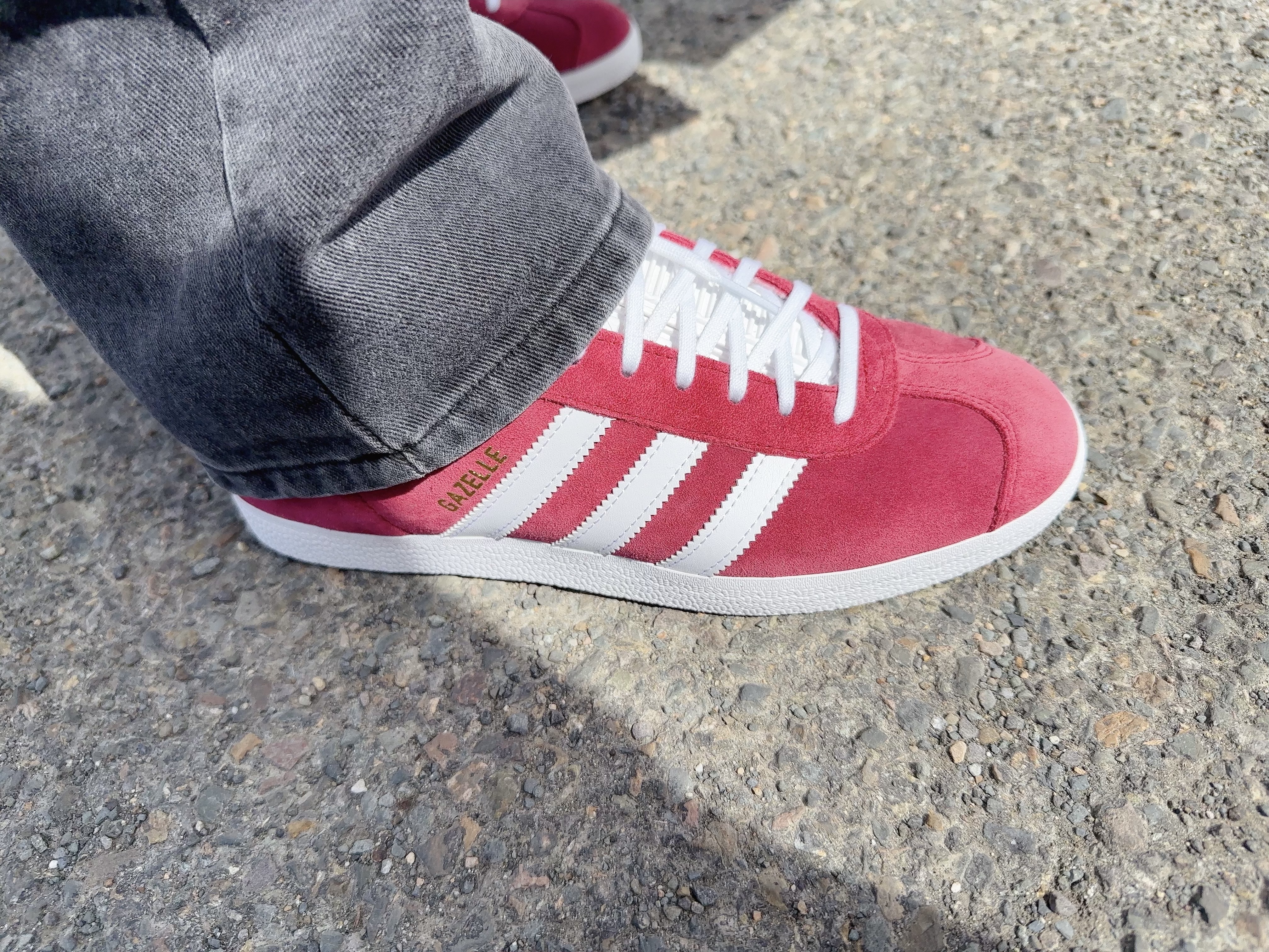 Adidas Gazelle Collegiate Burgundy, (W) Adidas Gazelle Halo Blush Cloud White 착용 스타일 - 3