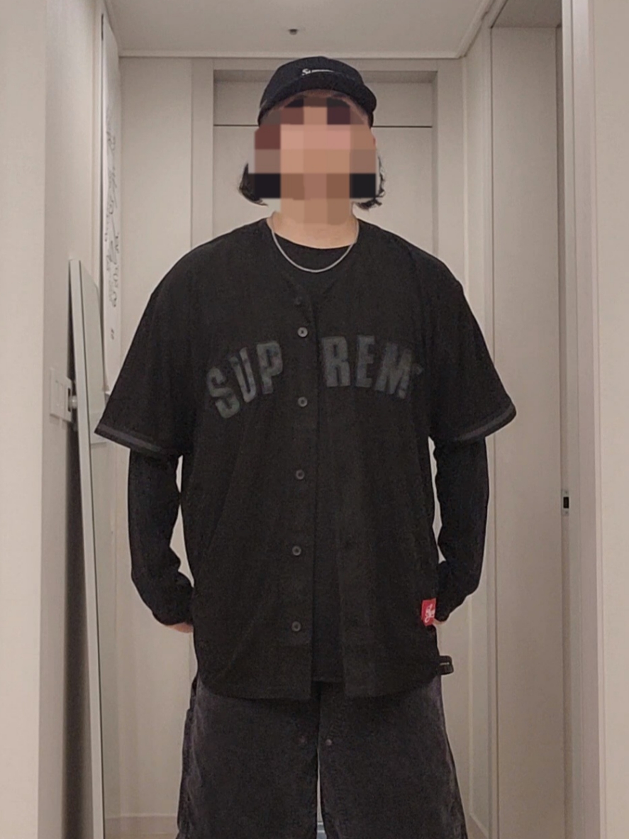 Supreme Ultrasuede Mesh Baseball Jersey Black - 24SS, Supreme Reflective Ripstop Camp Cap Black - 24SS 착용 스타일 - 2