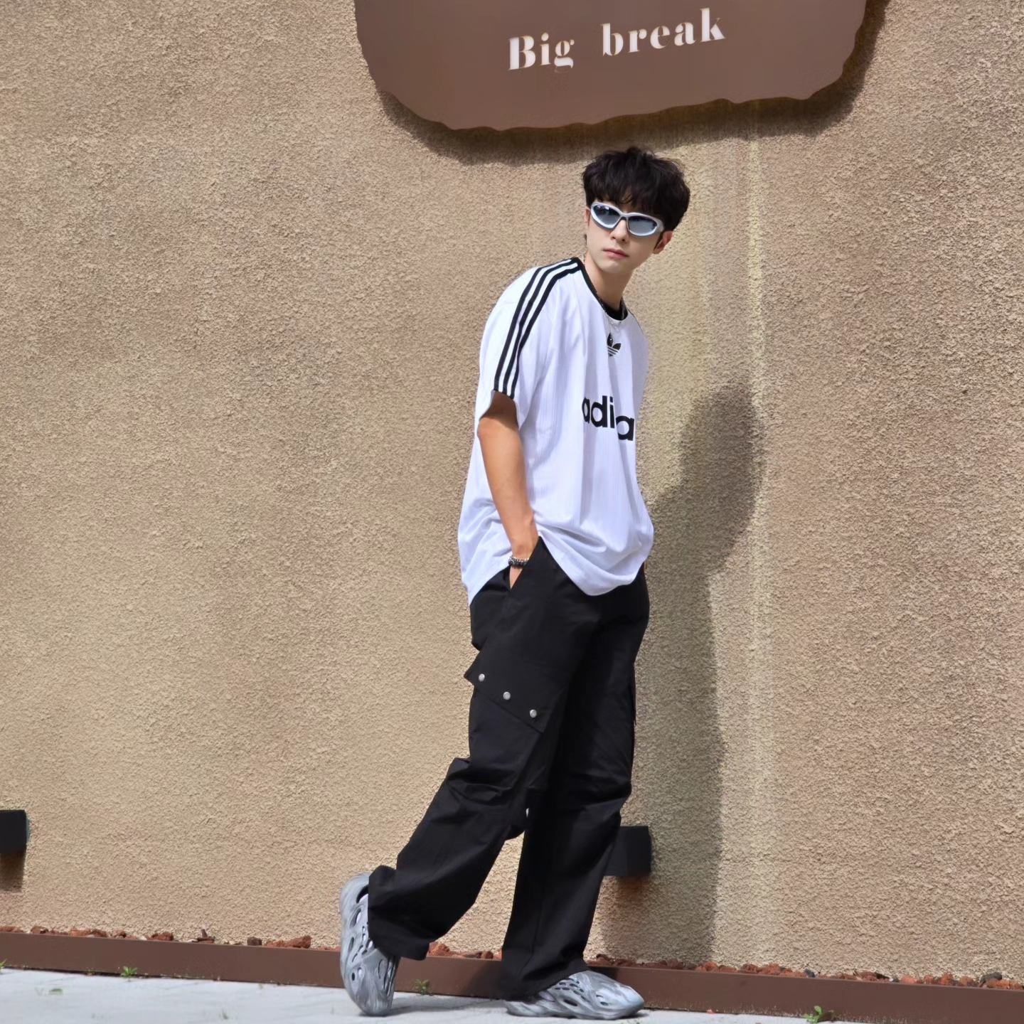 Adidas Adicolor T-Shirt White Black - KR Sizing, Adidas Yeezy Foam RNNR MX Granite 착용 스타일 - 3