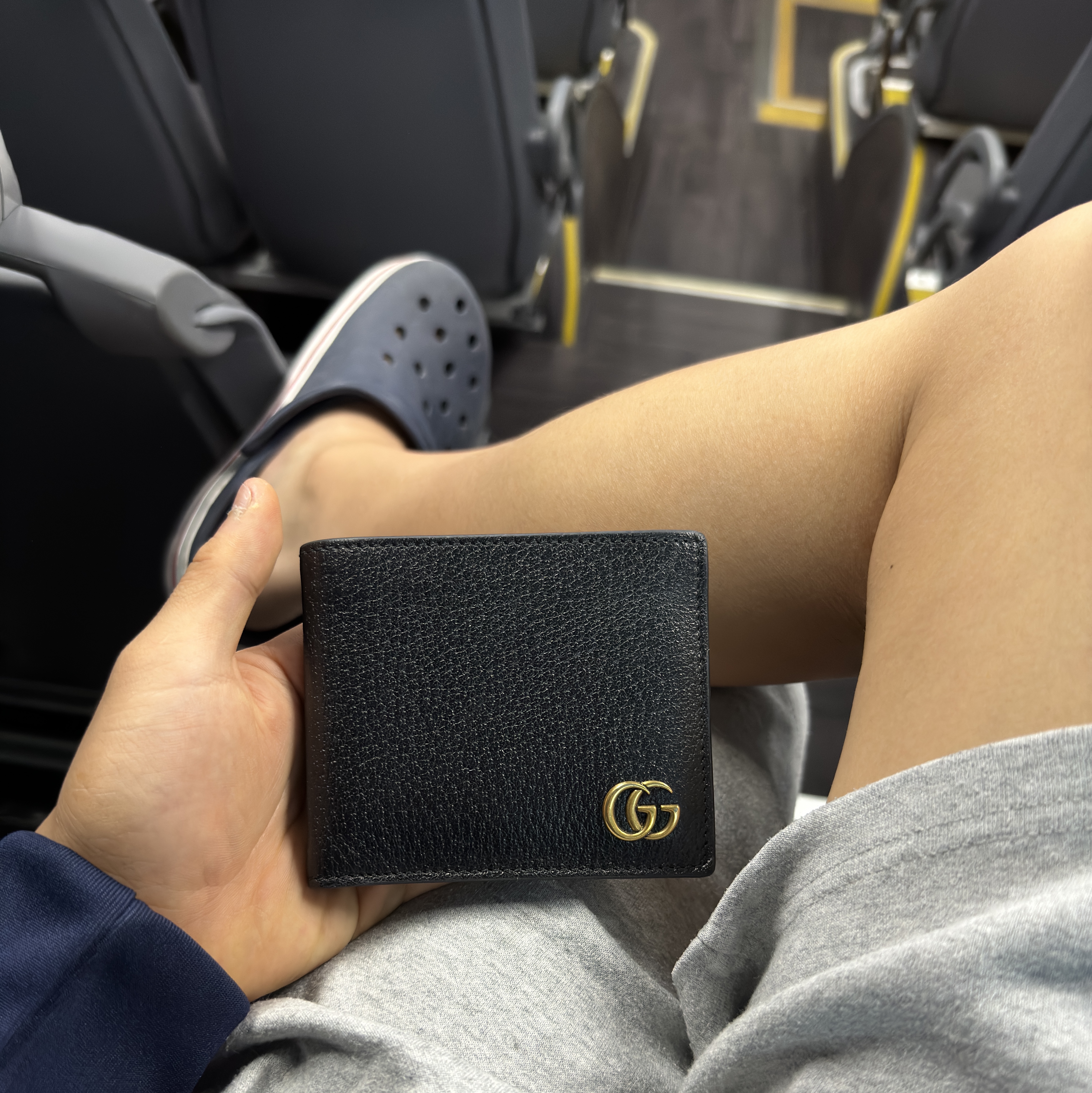 Gucci GG Marmont Leather Bi-Fold Wallet Black Gold 착용 스타일