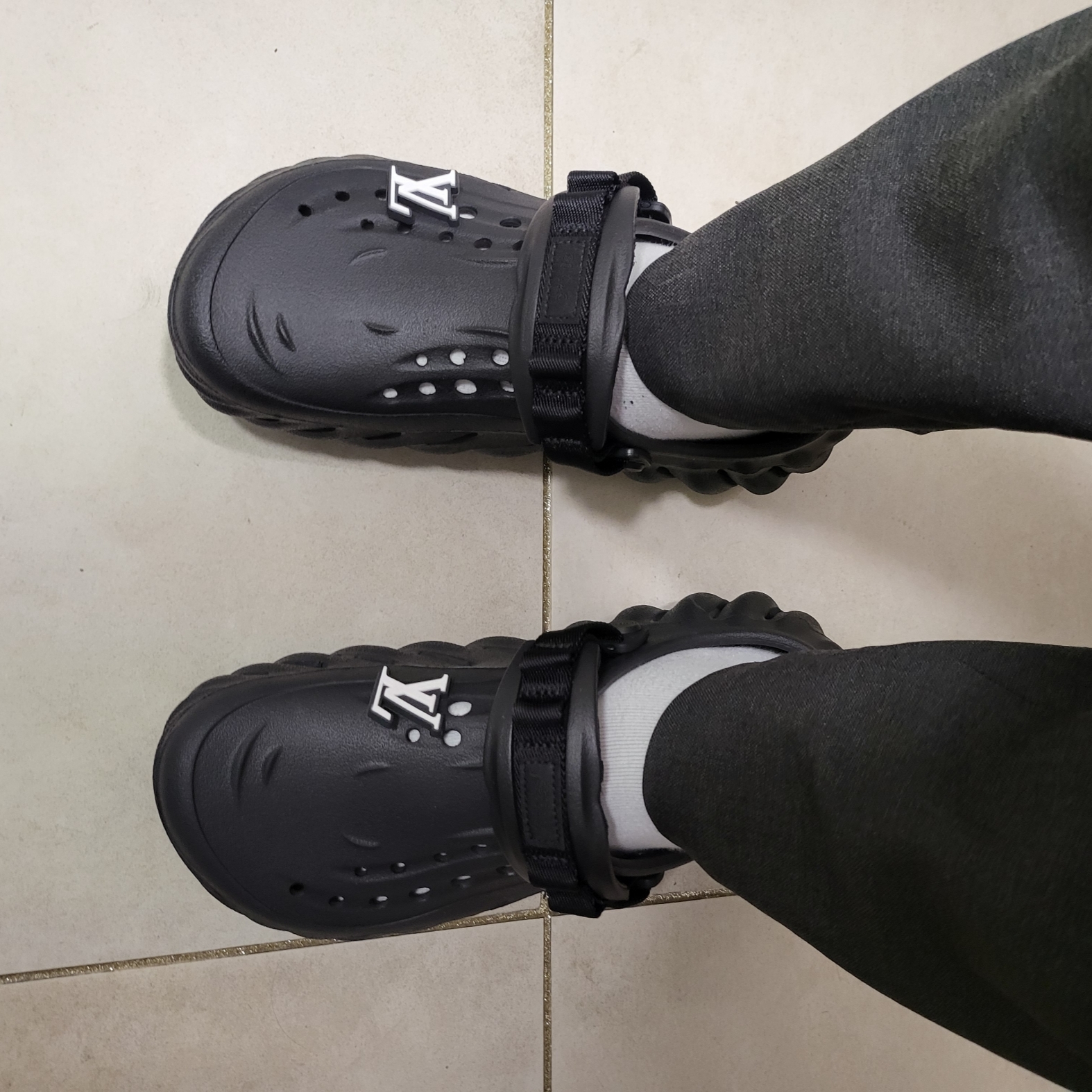 Crocs Echo Clog Black 착용 스타일