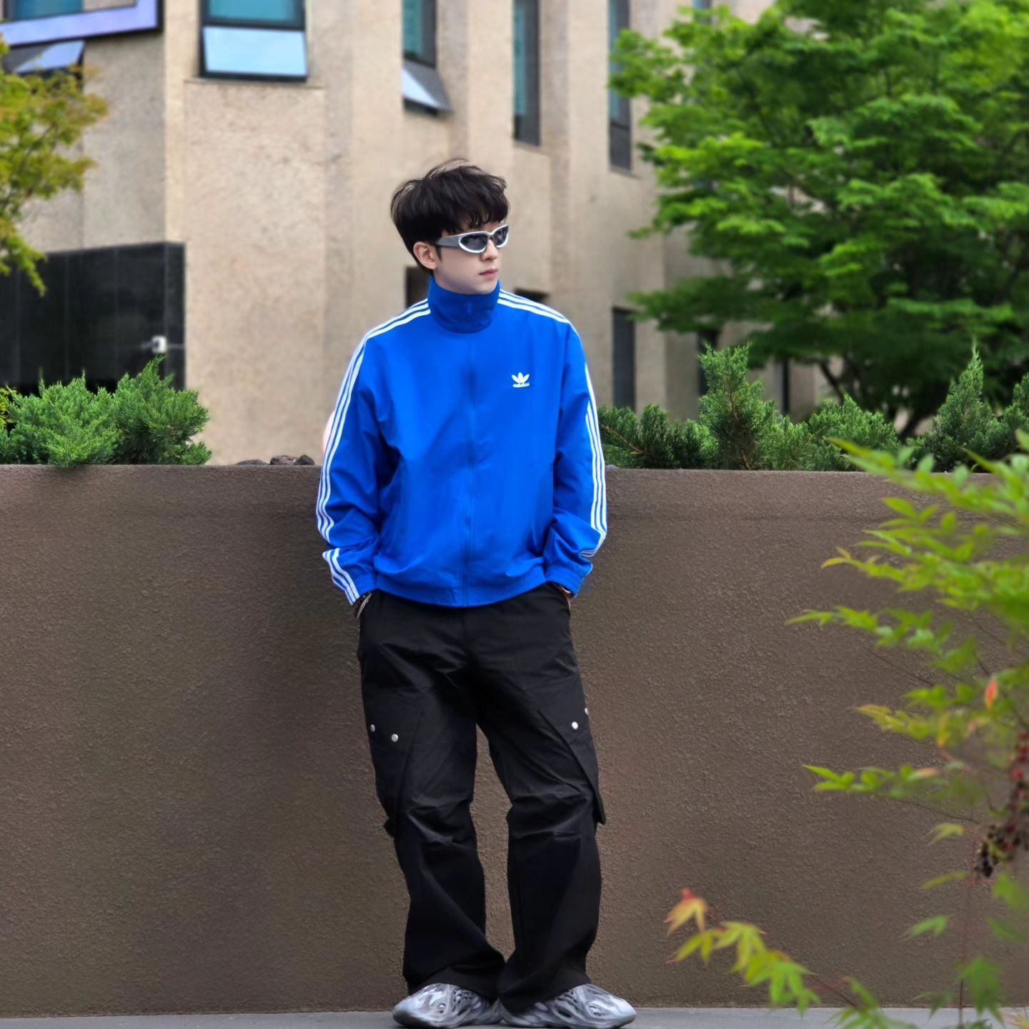 Adidas Yeezy Foam RNNR MX Granite, Adidas Adicolor Woven Firebird Track Top Blue Bird  - KR Sizing 착용 스타일 - 5