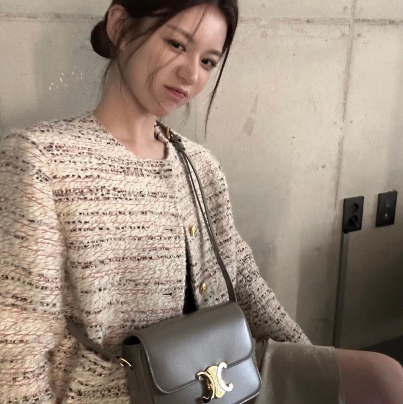 Celine Teen Triomphe Bag in Shiny Calfskin Pebble, Celine Classique Triomphe Bag in Shiny Calfskin Pebble 착용 스타일 - 1