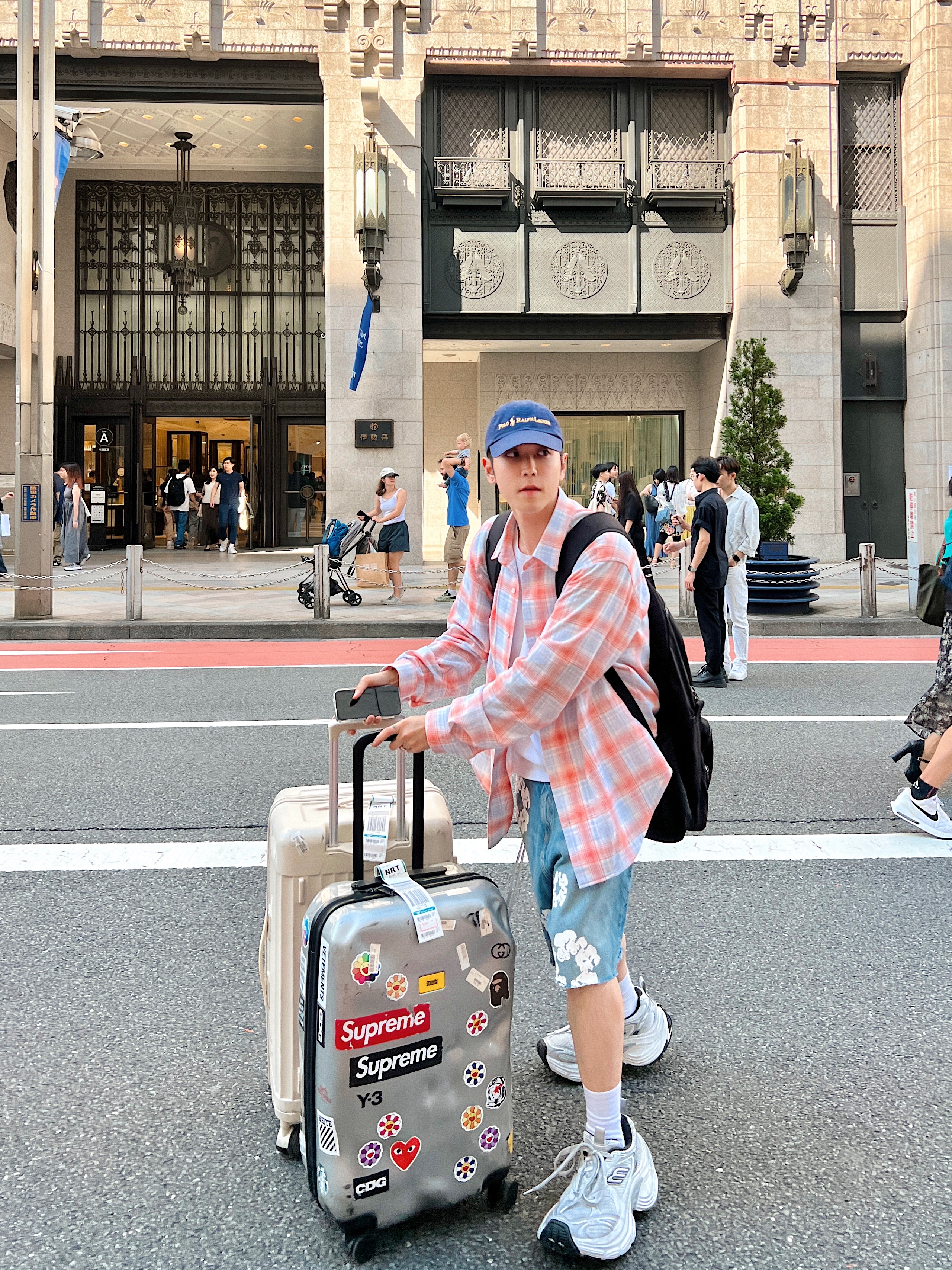 에스티유 로고 버튼 체크 셔츠 레드, 발렌시아가 10XL 스니커즈 화이트 블랙 그레이 착용 스타일 - 4