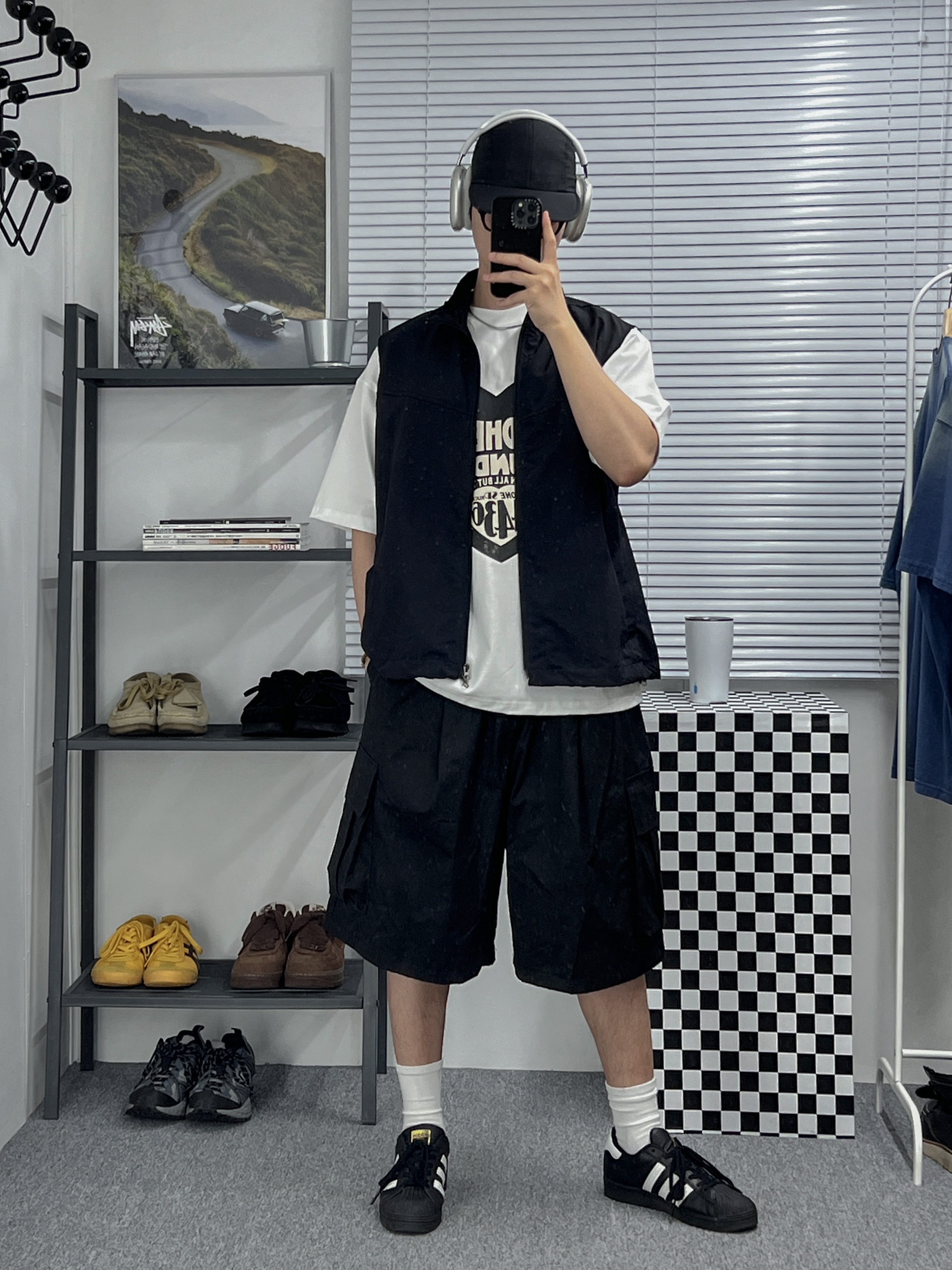 Adidas Superstar Core Black White, Apple AirPods Max Lightning Silver (Korean Ver.) 착용 스타일 - 1