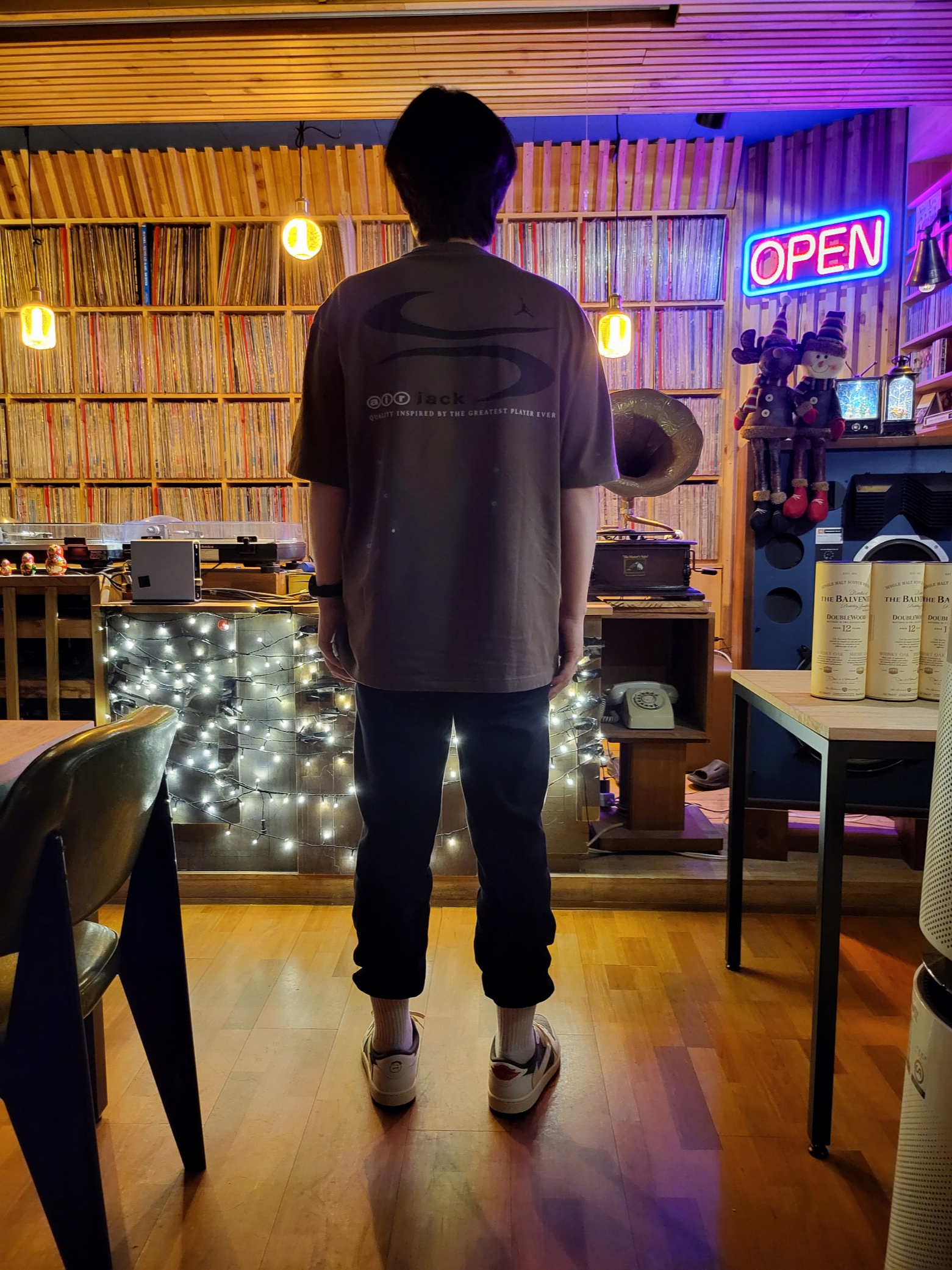 Jordan x Travis Scott T-Shirts Palomino (DZ5510-274) 착용 스타일