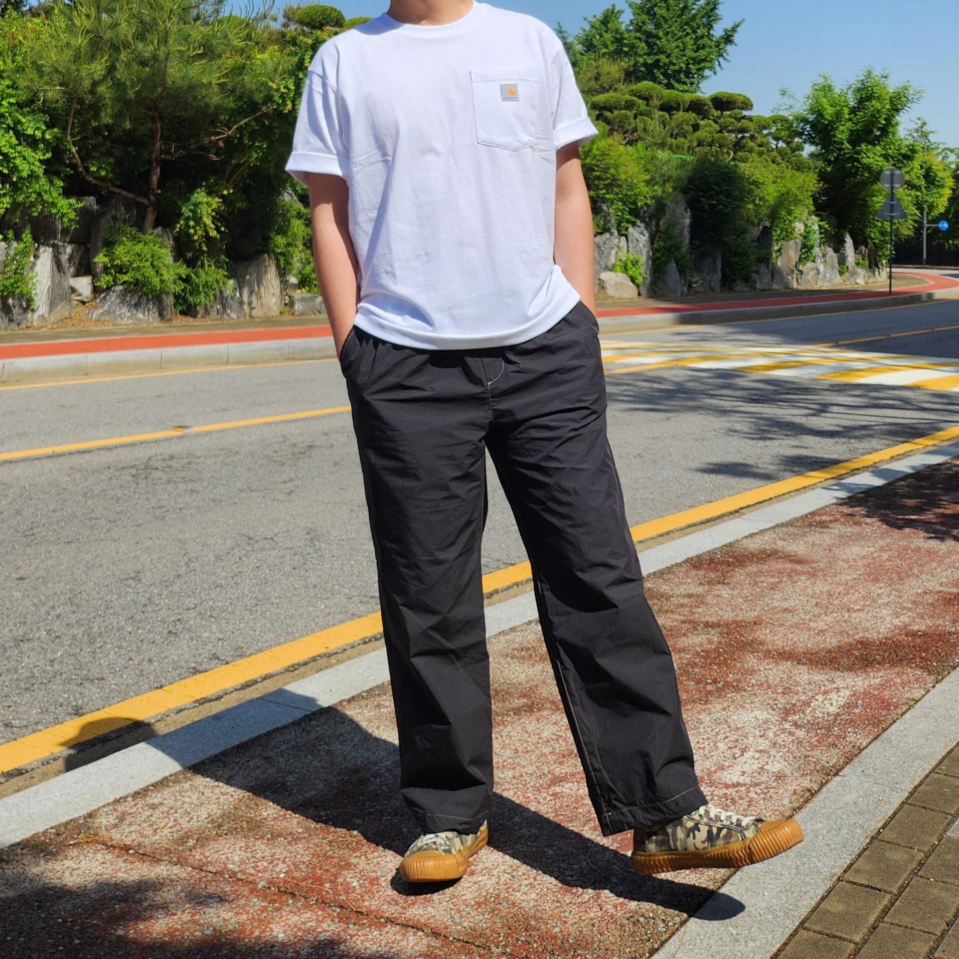 Carhartt Loose Fit Heavyweight Regular Short Sleeve Pocket T-Shirt White 착용 스타일 - 2