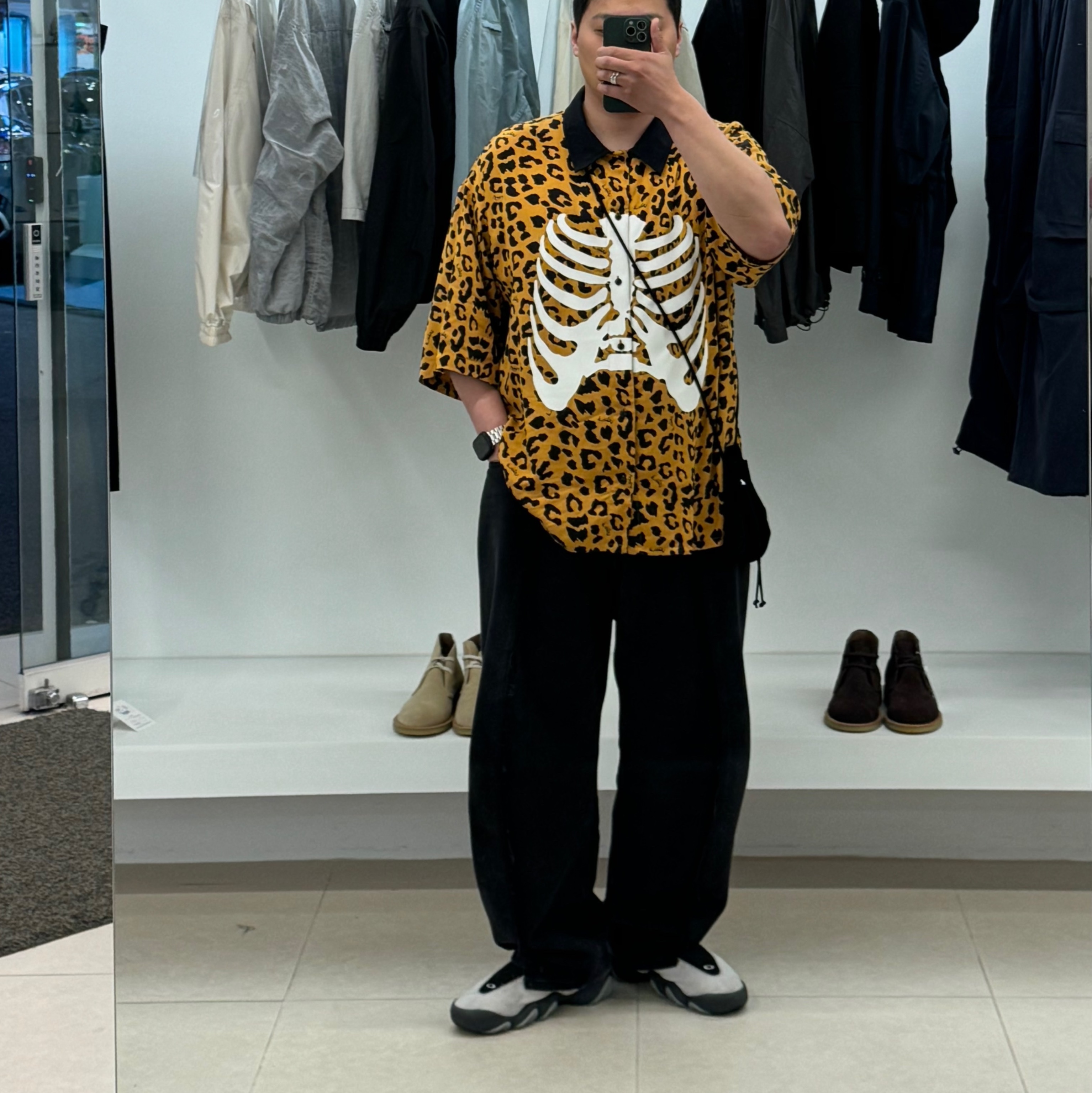 Vans x Mark SBTG Skelleton Short Sleeve Shirt Brown, Oakley Factory Team x Brain Dead Flesh White Birch 착용 스타일