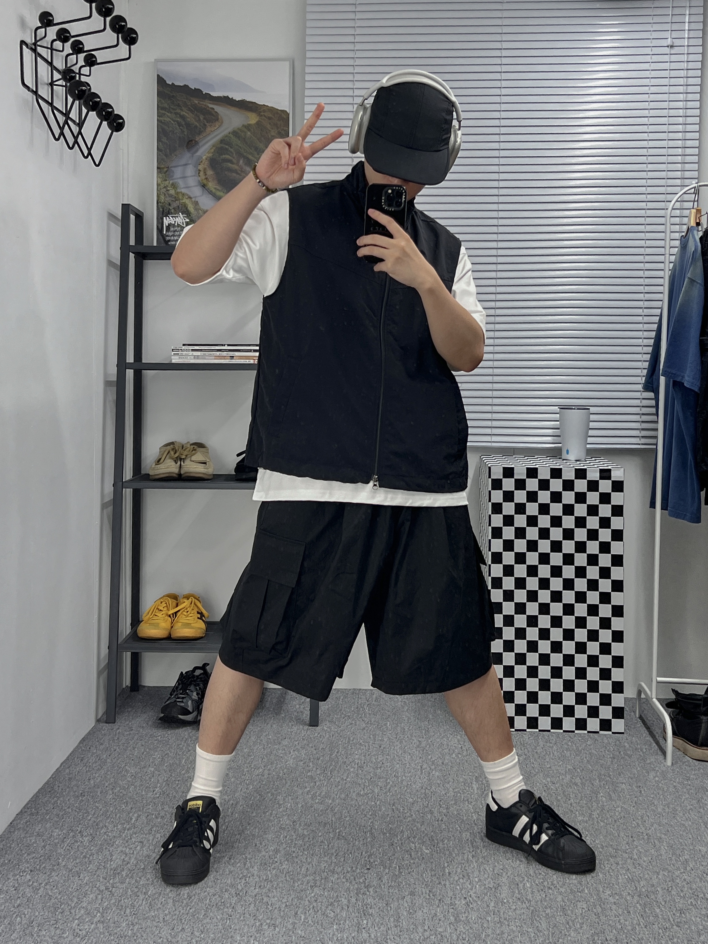 Adidas Superstar Core Black White, Apple AirPods Max Lightning Silver (Korean Ver.) 착용 스타일 - 2