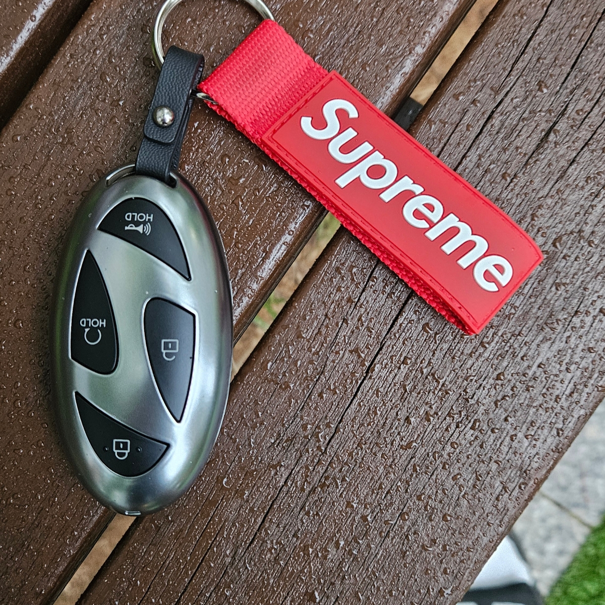 Supreme Webbing Keychain Red - 23SS 착용 스타일 - 1