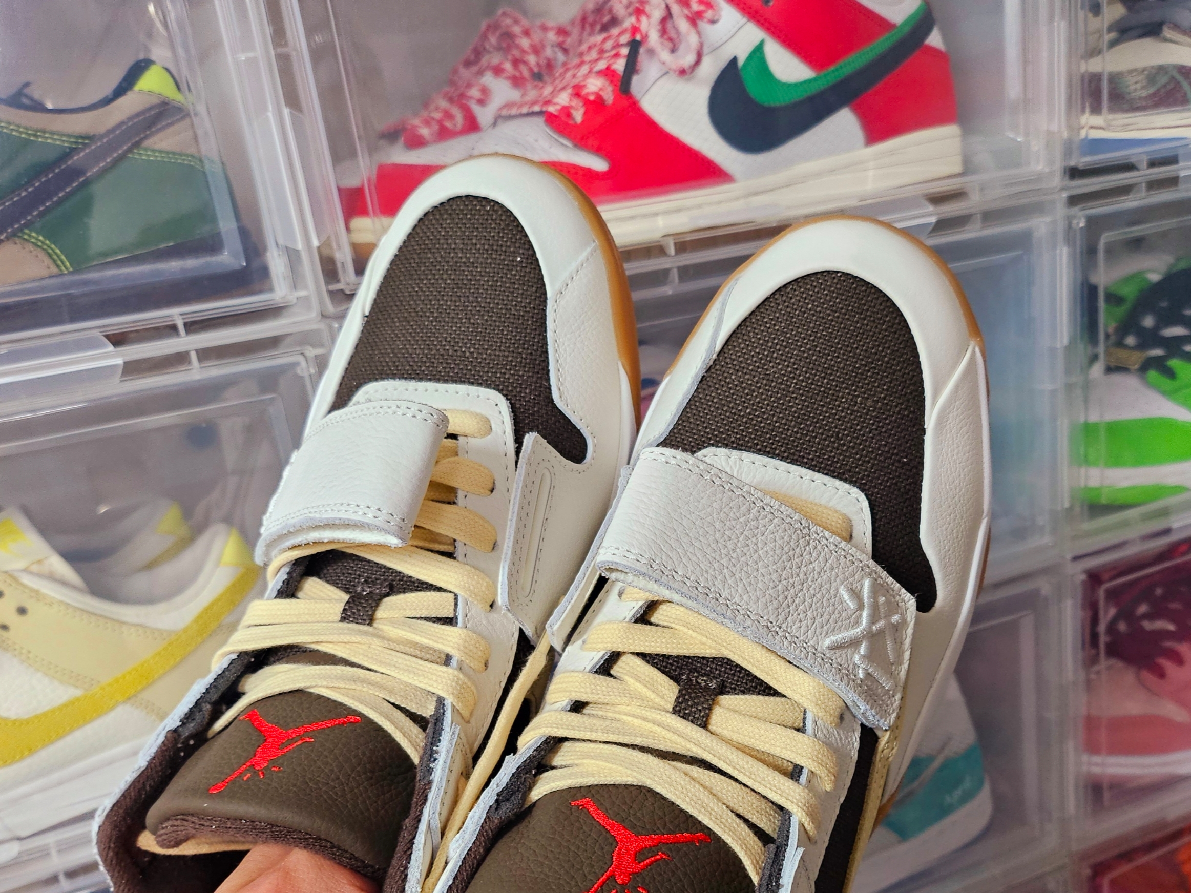 Jordan x Travis Scott Jumpman Jack TR Sail and Dark Mocha 착용 스타일 - 5
