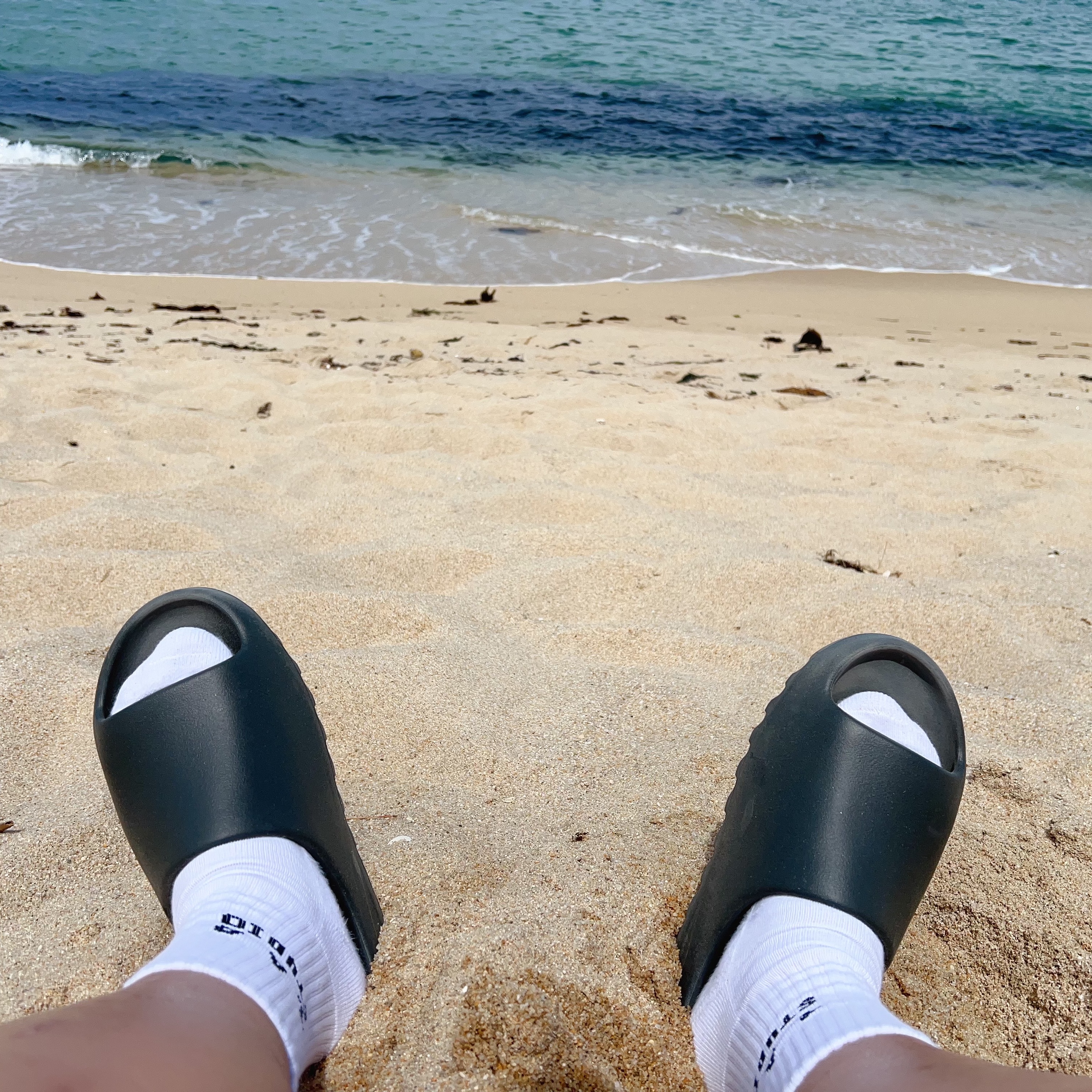 Adidas Yeezy Slide Dark Onyx 2024, IAB Studio Socks White (5 Pack) 착용 스타일