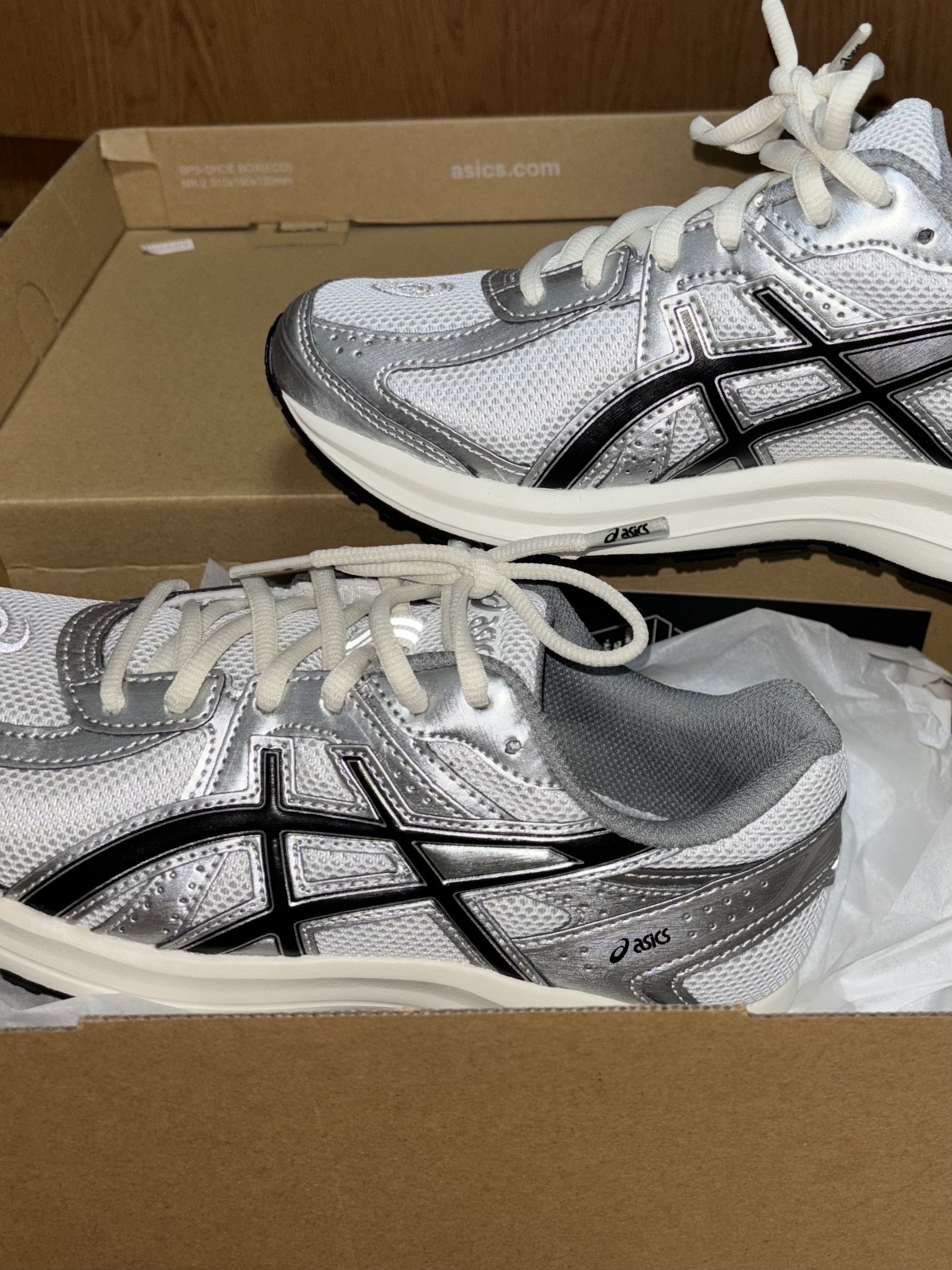 Asics Jog 100 S White Black - 2E Wide 착용 스타일 - 1